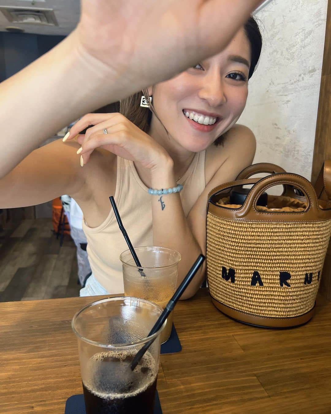 七菜香さんのインスタグラム写真 - (七菜香Instagram)「👦🏽☕️👩🏻❤️.  娘がスクールの日、お気に入りのカフェで 👦🏽と近況報告やたわいもない話をする時間が好き🥰  #cafe #coffeetime #osakacafe #catchup #marriedcouple #chilltime #오사카카페 #오사카여행 #카페 #夫婦時間 #大阪カフェ #カフェ活 #女の子ママ #☕️❤️」8月13日 19時37分 - nanaka0118