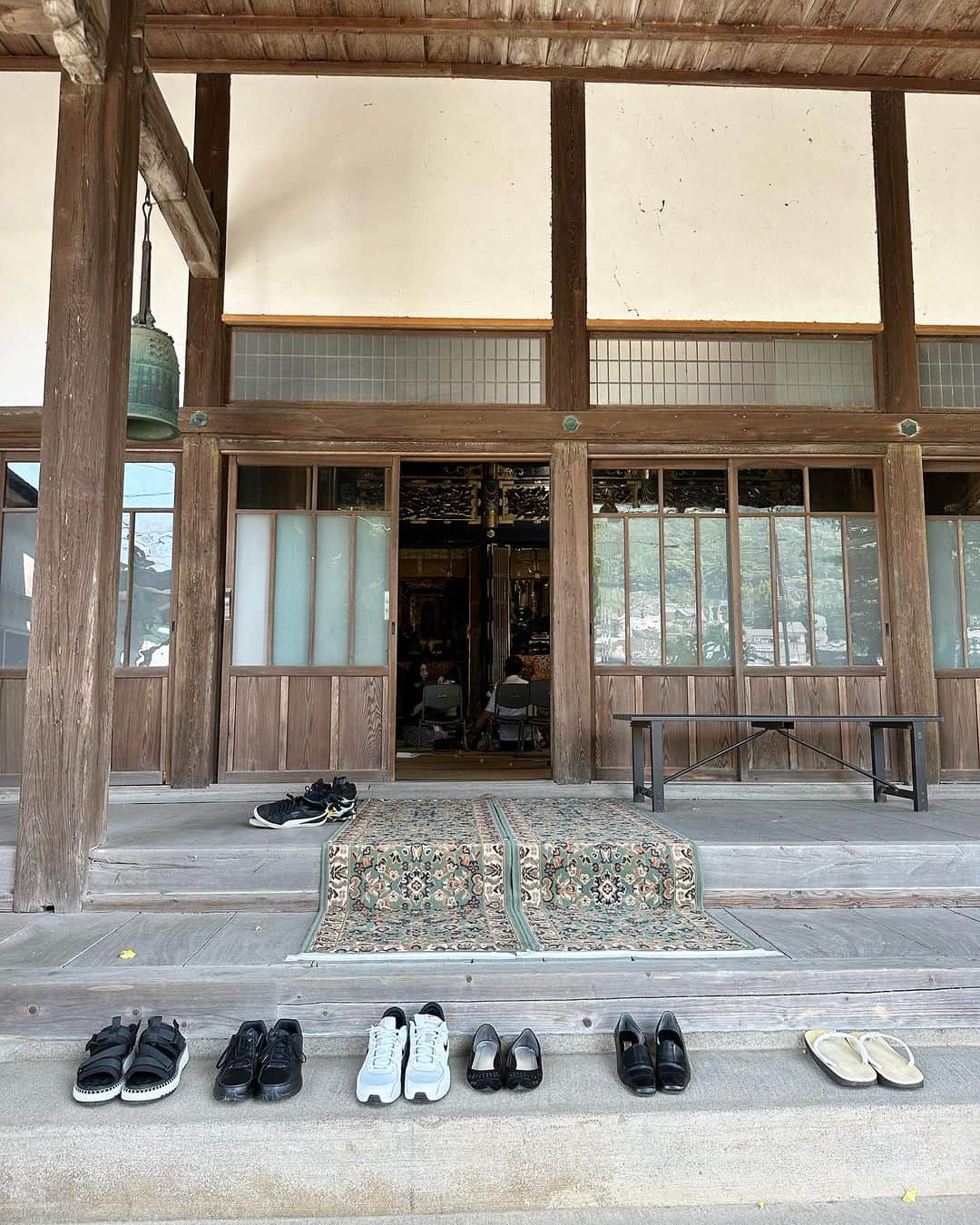 篠田麻里子のインスタグラム：「インドネシアから🇮🇩羽田着いてその足で九州へ✨  おばあちゃんの初盆で家族皆んなでおばあちゃんをお迎えしました👵✨  日々の有り難さに感謝🙏 篠田家勢揃いで集まったのできっと喜んでるだろうな♡  お墓参り、今年も来れてよかった💕  5枚目幼馴染のゆりちゃんと😆 6枚目お父さんを撮りまくるお母さん笑😆 フォルダーお父さんしか居ないんじゃない？ってくらい仲良すぎ🤣  2人は毎週旅行に行ってます笑 私より行ってる😆  #旅好き家族#お墓参り#初盆」