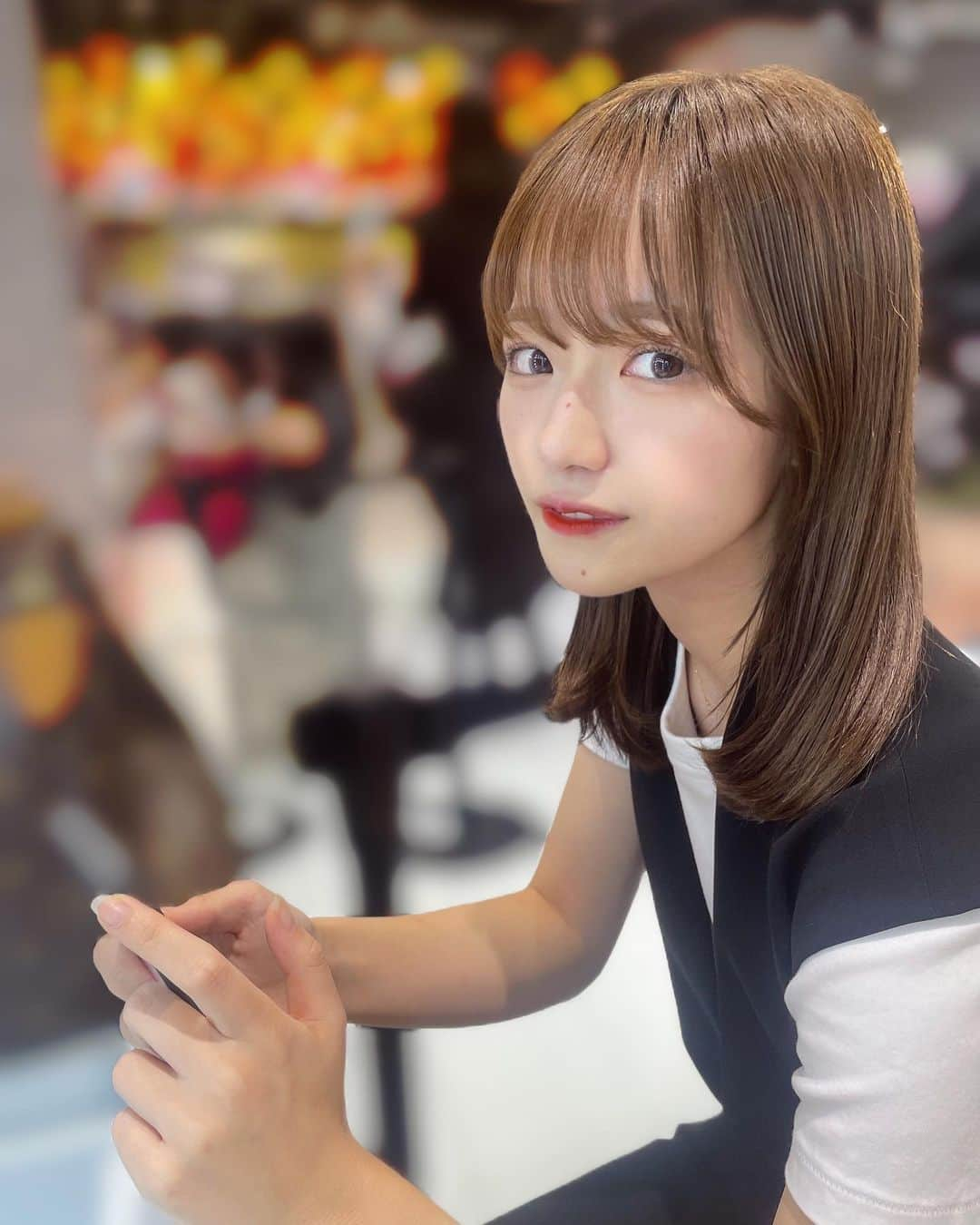 松本美紅のインスタグラム：「こんばんは🌆  皆さんお休み楽しんでますか？😌  私は友達に最近全然インスタ動いてない！と言われたので頑張って動かしていきたいと思いました。笑  秋になったら撮影とかも行きたいなあ🥹」