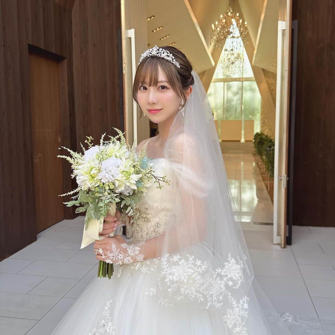 きりたんぽのインスタグラム：「Fischer’sさんのMVに 花嫁役で出演させて頂きました☺️✨ 最高に素敵でとっても楽しい曲です🎶  こんな可愛いウェディングドレス 着れて嬉しい👗👰🏻‍♀️」