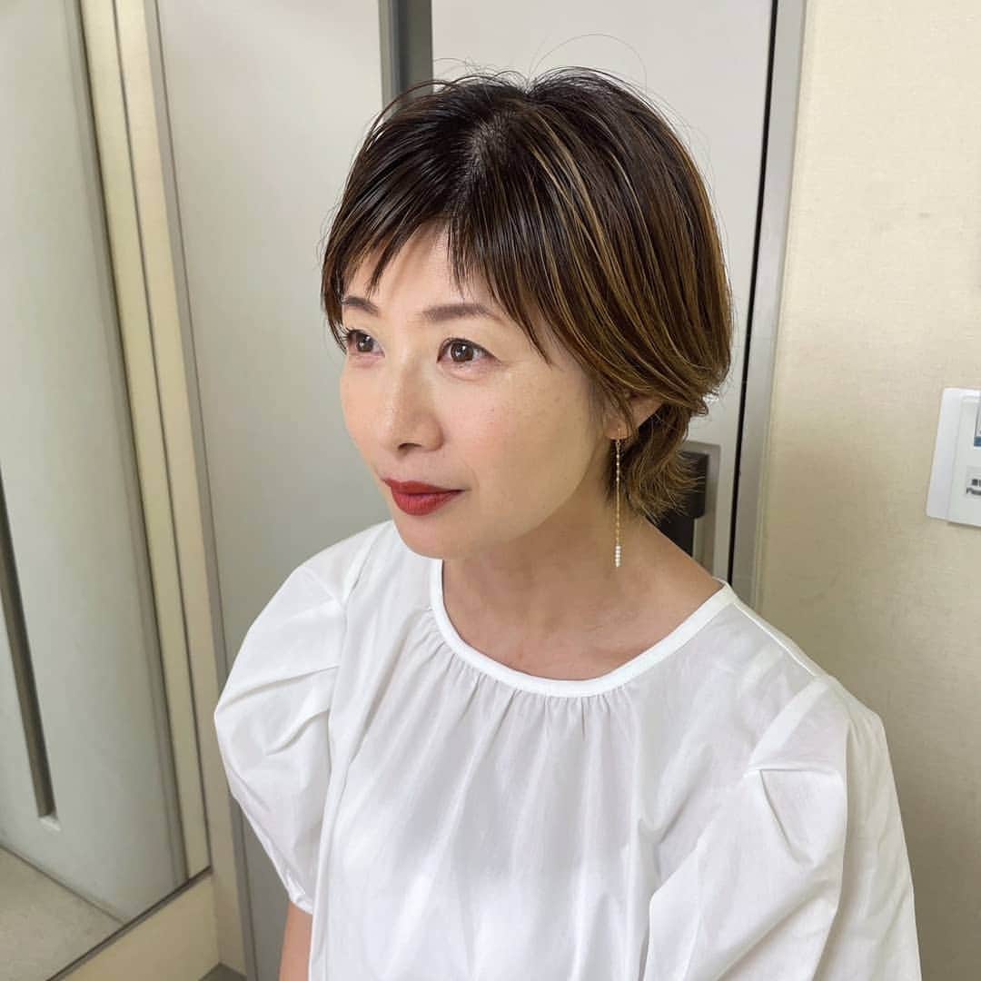 富永美樹のインスタグラム：「お盆休みいかがお過ごしですか？私は生まれて初めて…  #白ナス を食べました！ 焼いた大根みたいに見えるのが #白なす です😁 山梨の友人が畑で作っています トロトロで美味しかった～😊  もうひとつ… 明日午前中#いいものプレミアム  #フジテレビ に出演します  台風が心配ですが 皆さまどうぞお気をつけて… 私も気をつけます！  ほんとは甥っ子たちと登山に行く予定だったのになぁ 台風…😢」