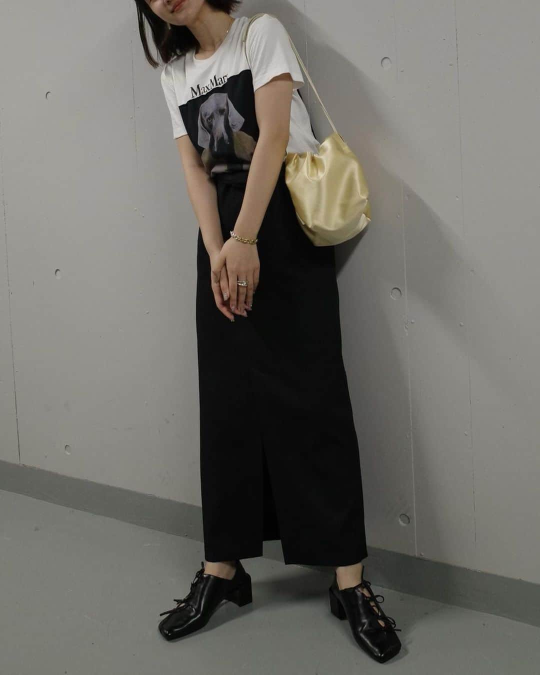 中瀬古ゆきなさんのインスタグラム写真 - (中瀬古ゆきなInstagram)「New..❤︎  視線の先が可愛くてとてもウレシイ！！  デザインも足のフィット感も大好きな @untishold のシューズ。 コレクションしていて3足目です。  可愛いすぎて、可愛い！しか出てこないのですが← シューズのお気に入りポイントを噛み砕いていくと。。  ✔︎兎にも角にも履きやすい ✔︎シンプルな服に映える ✔︎かかとを踏んでも履けるデザイン  です。  こんなにも毎日暑いけれど、 秋のムードを漂わせたくて。 つま先ありのシューズを合わせたくなります。  #untishold #アンチショルド #モノトーンコーデ」8月13日 19時50分 - yuch1129