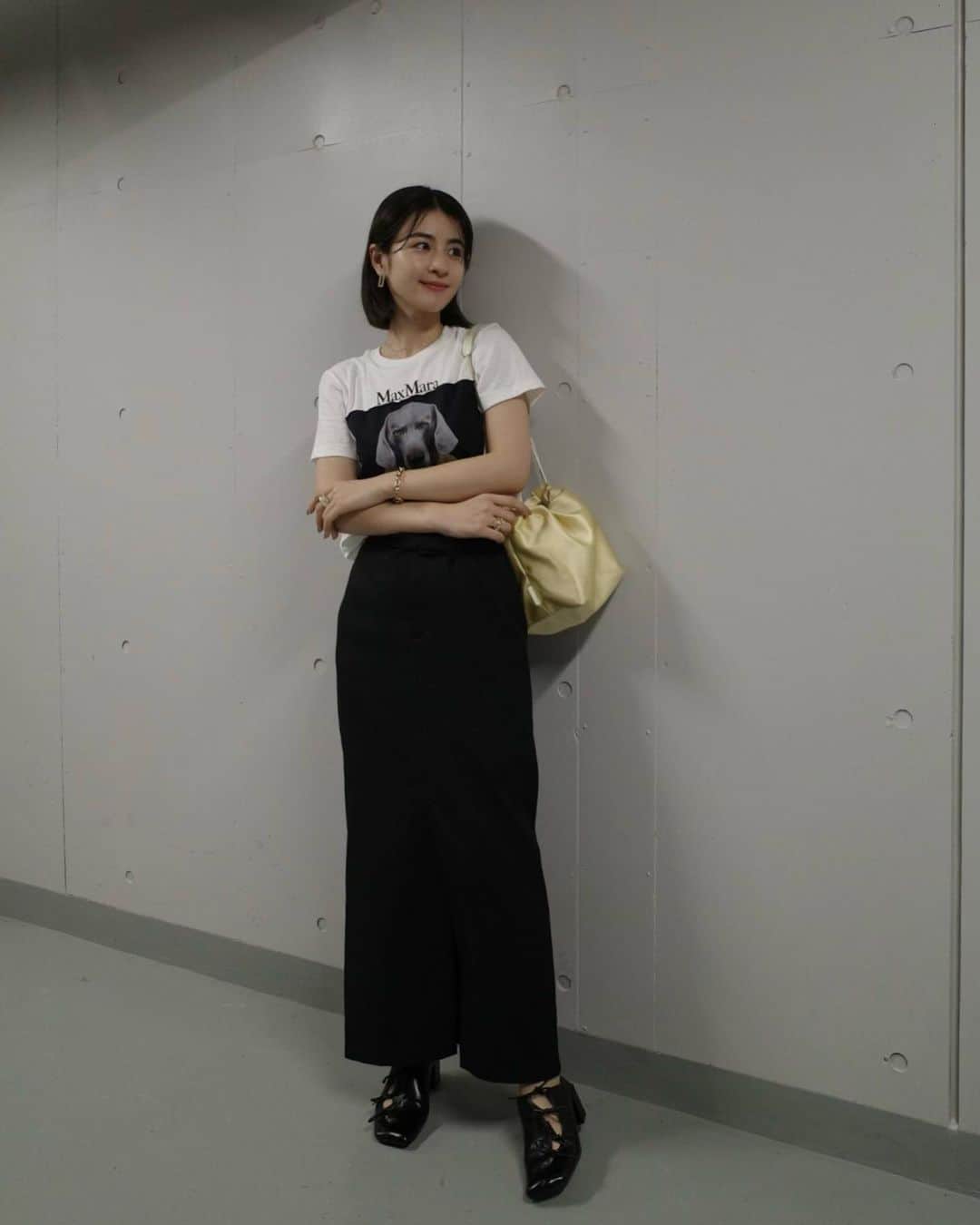 中瀬古ゆきなさんのインスタグラム写真 - (中瀬古ゆきなInstagram)「New..❤︎  視線の先が可愛くてとてもウレシイ！！  デザインも足のフィット感も大好きな @untishold のシューズ。 コレクションしていて3足目です。  可愛いすぎて、可愛い！しか出てこないのですが← シューズのお気に入りポイントを噛み砕いていくと。。  ✔︎兎にも角にも履きやすい ✔︎シンプルな服に映える ✔︎かかとを踏んでも履けるデザイン  です。  こんなにも毎日暑いけれど、 秋のムードを漂わせたくて。 つま先ありのシューズを合わせたくなります。  #untishold #アンチショルド #モノトーンコーデ」8月13日 19時50分 - yuch1129