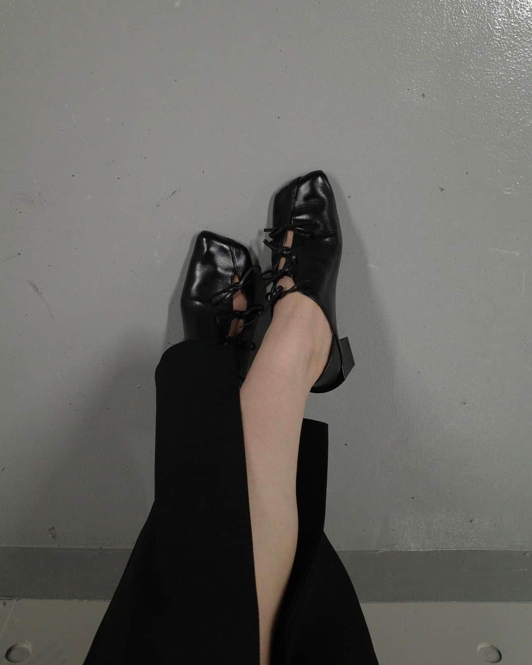 中瀬古ゆきなさんのインスタグラム写真 - (中瀬古ゆきなInstagram)「New..❤︎  視線の先が可愛くてとてもウレシイ！！  デザインも足のフィット感も大好きな @untishold のシューズ。 コレクションしていて3足目です。  可愛いすぎて、可愛い！しか出てこないのですが← シューズのお気に入りポイントを噛み砕いていくと。。  ✔︎兎にも角にも履きやすい ✔︎シンプルな服に映える ✔︎かかとを踏んでも履けるデザイン  です。  こんなにも毎日暑いけれど、 秋のムードを漂わせたくて。 つま先ありのシューズを合わせたくなります。  #untishold #アンチショルド #モノトーンコーデ」8月13日 19時50分 - yuch1129
