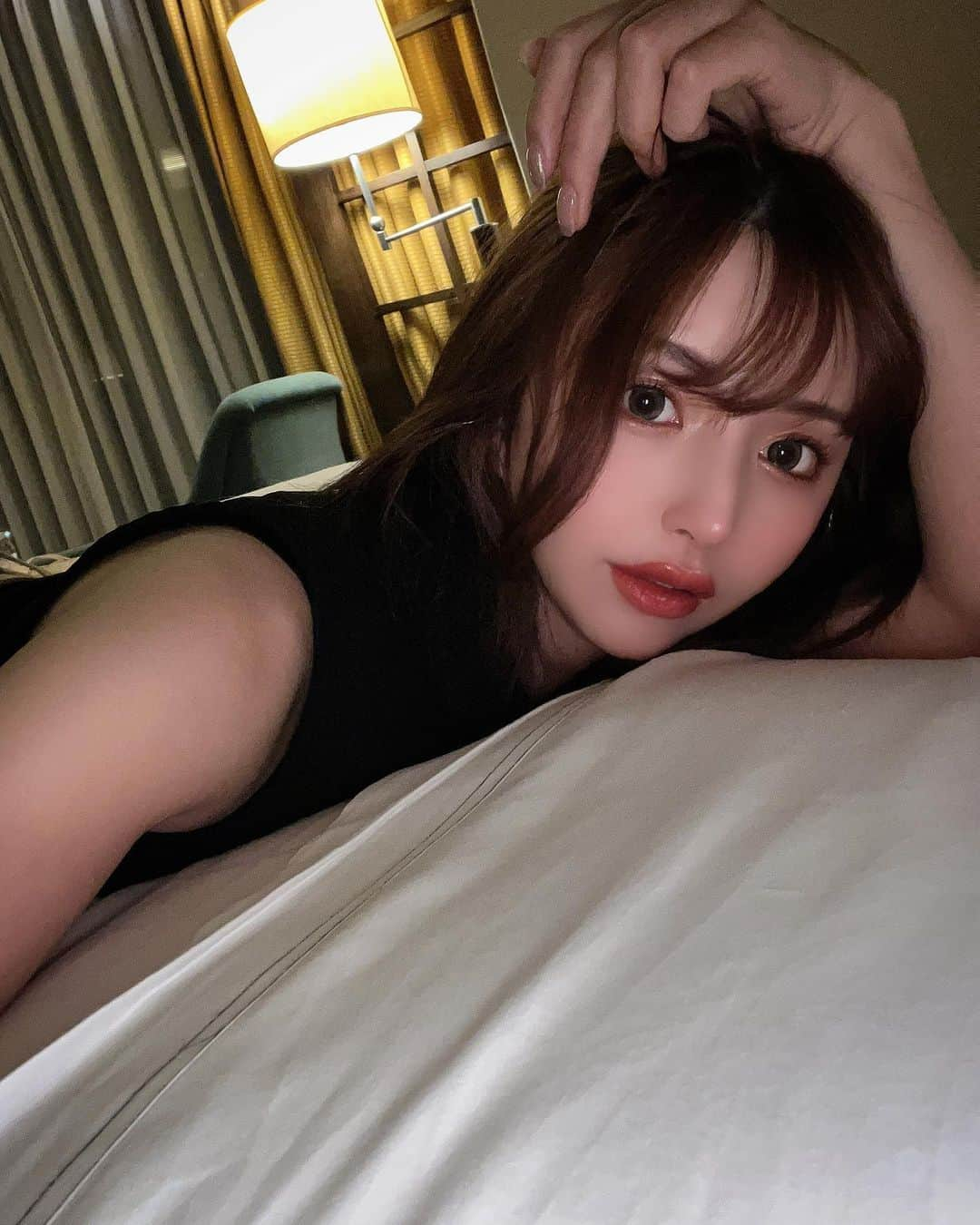 愛川みれいのインスタグラム：「ストーリーで好評だったシリーズ💫  テーマは  『睡眠欲と美意識』  〜ねむ〜い🥱でもメイク落とさなきゃ〜💄〜  です( ఠ͜ఠ )💛  #東京#ホテル#ホテルライク #シェラトン都ホテル東京 #睡眠欲と美意識の戦い#愛川みれい」