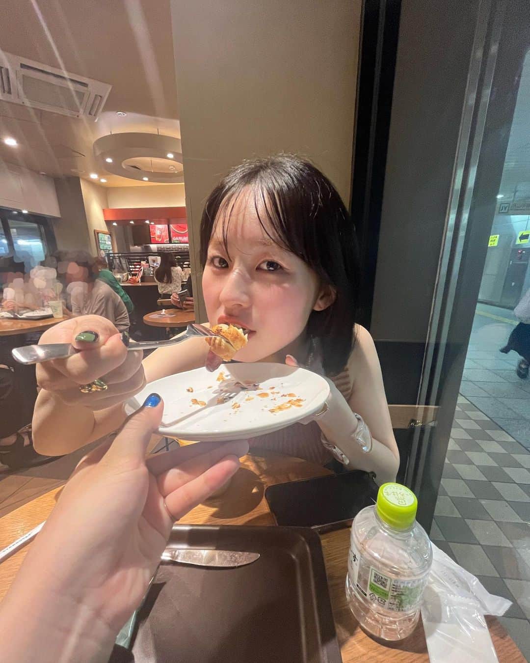 yuanのインスタグラム：「双子みたいな姉妹みたいな恋人みたいな友達が不意に撮ってくれる写真が自分ぽい」