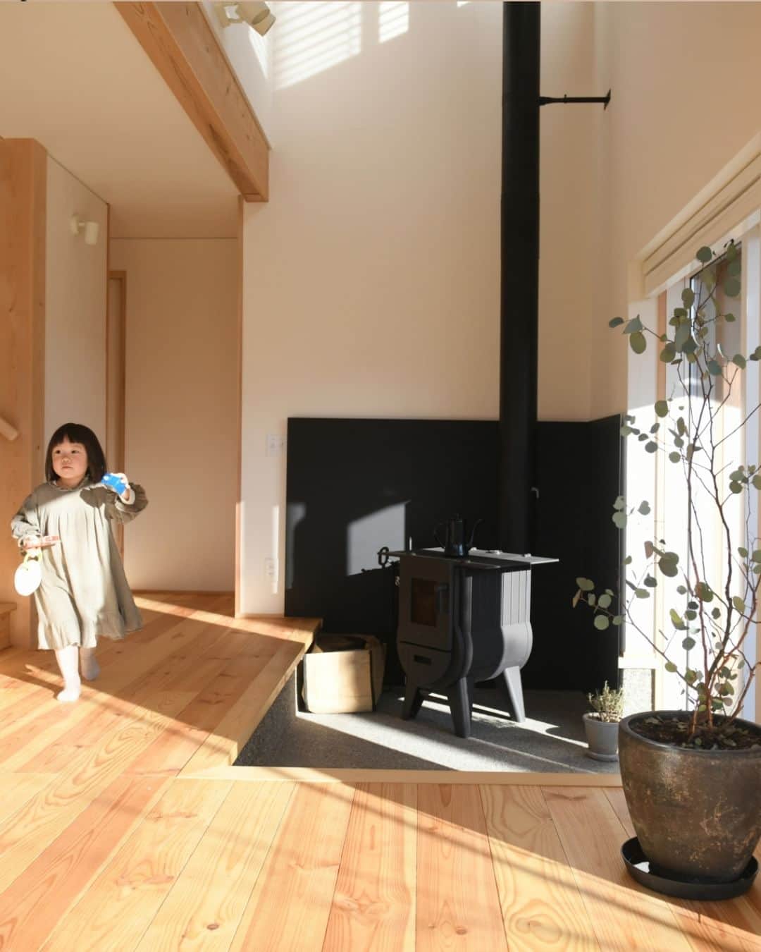 工房信州の家さんのインスタグラム写真 - (工房信州の家Instagram)「長野県・信州で　#木の家　を建てる工房信州の家 @koboshinshu  【 #リビング 】景色を切り取る大きなフィックス窓が印象的なリビング。  工房信州の家のインスタグラムでは、家づくりのヒントになる実例や、お客様の住まいを紹介しています。  ------------------------------- ▶最新情報はHPで @koboshinshu　プロフィールのリンクからご覧ください  【質問受付中】コメントやDMでお願いします。 ------------------------------- #工房信州の家 は、長野県全域で、信州の木を使った #注文住宅 を建てる住宅会社です。 県内に10ヶ所の #住宅展示場 と #モデルハウス があります。  【家の特徴】 #myhome 1.長野県産木材でつくる #こだわりの家 まるで森のなかのように深呼吸がしたくなる、良質な素材にこだわった住まいをお届けしています。「信州の家は、信州の木で」を合言葉に、長野県産材での家づくり一筋に取り組んで20年。県産材使用率85%・その他もすべて国産材を使用。ほかにも、肌触りのやさしい #無垢材 の床や、珪藻土塗りの壁など、厳選した #自然素材 を地元職人の手仕事で組み上げる、本物の木の家です。  2.全棟 #長期優良住宅  三世代にわたり住み継げる「長期優良住宅」に標準仕様で適合する高い性能を備えています。避難施設以上の耐震性能の高さと、年間冷暖房負荷を1/2に抑える省エネ性能が自慢です。さらに、自然エネルギーを活かし衣替えができる「エアパスソーラー工法」で、人と環境とお財布にやさしい #省エネ住宅 です。  3. #平屋建て も二階建ても。あたたらしさを形にする #住宅デザイン そこに住まうご家族らしさを建物に表現できるのが、注文住宅の醍醐味です。素材の良さを活かしながら、嗜好に合わせたコーディネートを楽しむための「４つのデザインテイスト」をご用意。そして、信州ならではの住まいを考え抜いた「設計デザインコード」をすべてのプランニングの指針とすることで、あれやこれやと憂うことなく #上質な暮らし へと導きます。  4.心解き放つ住まいで #信州ライフ をもっと豊かに 例えば #土間サロン に代表されるような、自由で伸びやかなつながりを生む空間づくりを得意としています。信州の大自然を味わう #アウトドアリビング に身を置いたり、ホストとゲストの垣根なく一緒につくり上げるホームパーティーを楽しんだり、 #薪ストーブ の炎のゆらめきを前に夜更けまで語り合ったり。単なる寝食の器としての家から、人生を豊かに彩る舞台となるような家へ。心解き放つ信州の住まいが、あなたの新しい信州ライフの可能性を拡げます。   【施工事例・最新情報はHPへ】 @koboshinshu　プロフィールのリンクからご覧ください。   #長野注文住宅 #長野工務店 #フォレストコーポレーション  #信州移住 #木の家が好き #工務店とつくる家づくり #自然素材 #エアパス  #自由設計 #nagano」8月13日 20時00分 - koboshinshu
