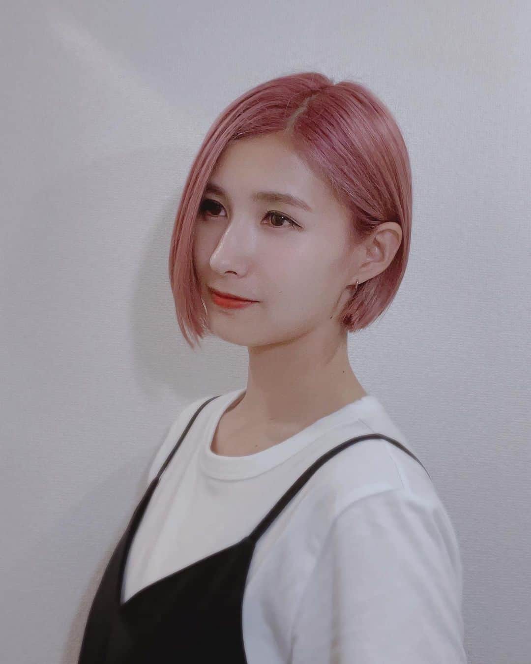 加藤優のインスタグラム：「✂︎✂︎✂︎  今回も切りっぱなしボブ👍  @peekaboo_daigo_yamazaki さん ありがとうございました✨  #haircut #pinkhair #haircolor #bobhaircut #切りっぱなしボブ」