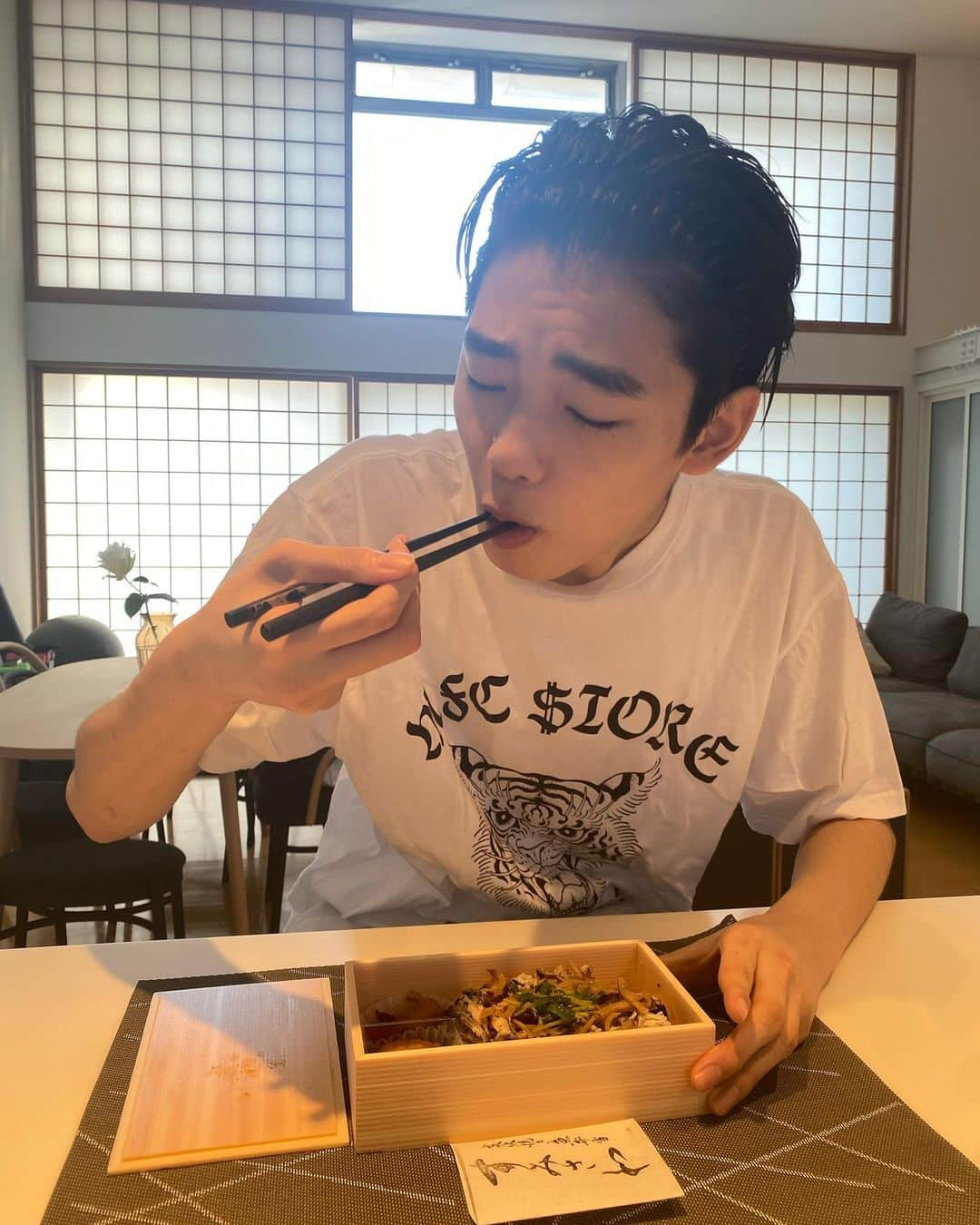 冨永章胤さんのインスタグラム写真 - (冨永章胤Instagram)「冨永家あるある 母が現場の美味しいお弁当を持って帰って来てくれることが子供の頃からよくありました 今日も美味しかった〜  #メンズノンノモデルオーディション2023  #冨永章胤  本日も投票よろしくお願いします！」8月13日 19時54分 - akitsugu.t