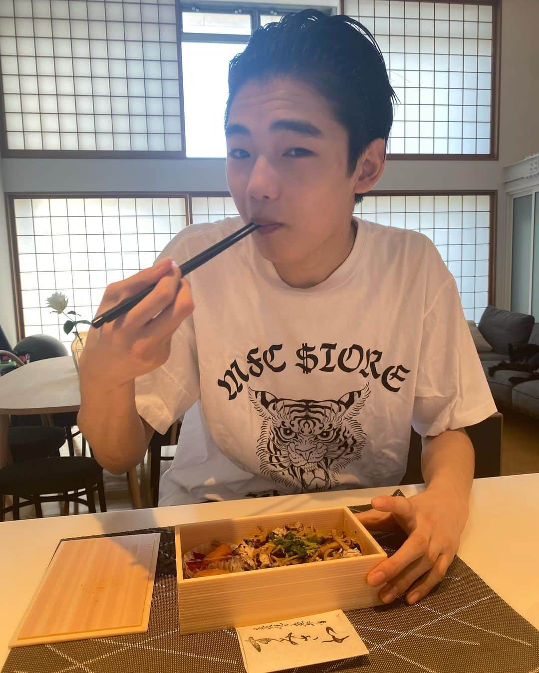 冨永章胤さんのインスタグラム写真 - (冨永章胤Instagram)「冨永家あるある 母が現場の美味しいお弁当を持って帰って来てくれることが子供の頃からよくありました 今日も美味しかった〜  #メンズノンノモデルオーディション2023  #冨永章胤  本日も投票よろしくお願いします！」8月13日 19時54分 - akitsugu.t