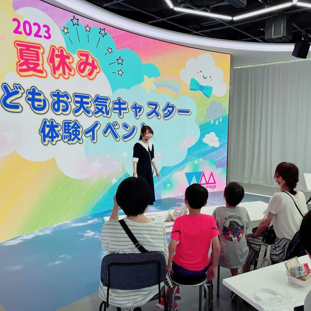 國本未華のインスタグラム：「先週1週間、イベントウィークで子供達と楽しい時間を過ごしました😌 写真たくさん📷 ブーナちゃんと一緒にキャスター体験のほか 雲をつくる実験や 未華先生考案のオリジナル防災グッズ「#エコてるぼうず」も作りました⭐️  普段会えない、テレビ越しの皆様と直にお会いすると、ジーーンとくるものがありました。 こんな素敵な皆様に支えられているんだなぁ、と。Nスタに自分も関わることができて良かったなぁと🥲  今週は自社開催イベント！月末にかけてあと8公演頑張ります。 #Nスタ #お天気教室 #國本未華 #こども天気部屋」