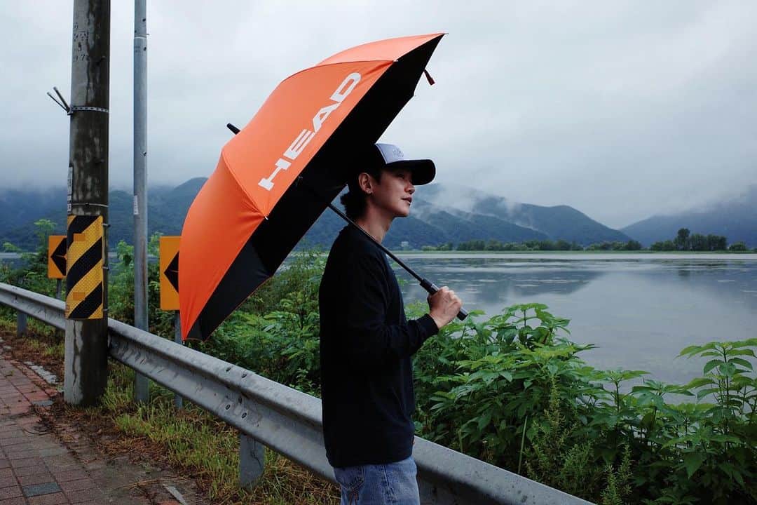 カン・ギュンソンのインスタグラム：「우산도 헤드~😍 안막이 있어 자외선까지 차단 오예!👍」
