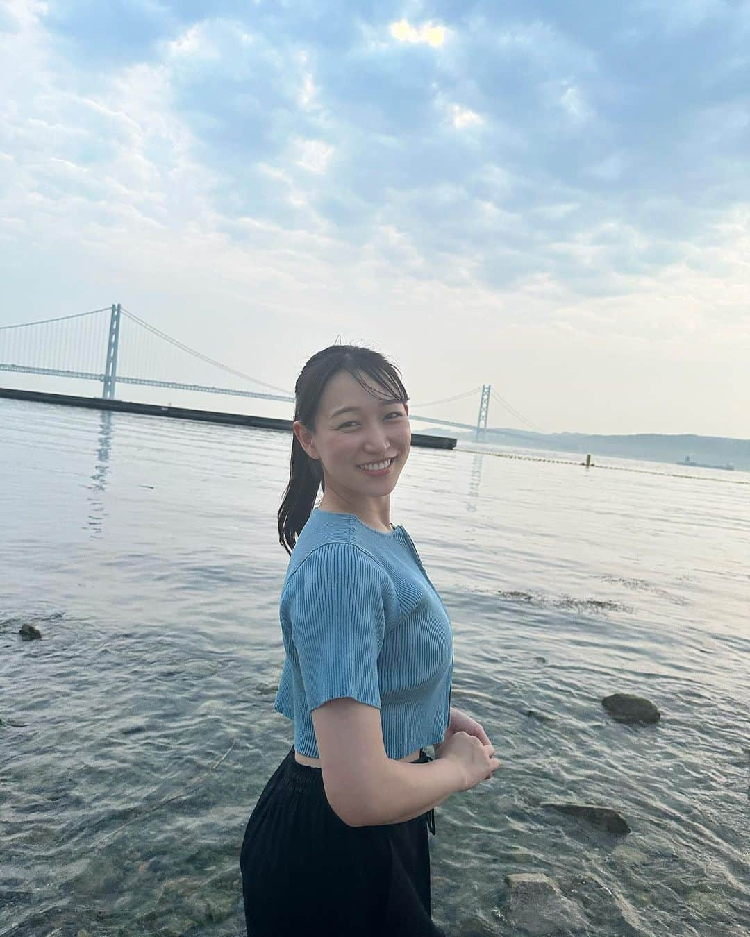 髙垣七瀬さんのインスタグラム写真 - (髙垣七瀬Instagram)「地元の海岸☺️☺️  いいでしょ〜！ 明石海峡大橋みつめて、波の音聞いて、海の匂い感じて、落ち着けて、すごく良い❤️‍🔥  地元も大好きです🫶 みんなの地元のおすすめ教えてね〜！  明日からお仕事再開の方もいるのかな？ お休みゆっくりして、また切り替えてぼちぼちいきましょうね🚶‍♀️✨✨ お仕事がんばった皆さんは、ゆっくりお休みしましょう〜！！  またすぐ投稿しますっ  (ごめんこれも2ヶ月前です！笑)  #髙垣七瀬 #たかがきななせ #explore #高垣七瀬 #2023 #夏 #japanese #refresh #fyp #風景 #japan  #fall #nature #リフレッシュ #ポニーテール #ロングヘア #トップス #海 #smile #sea #ocean #お団子 #ootd #白スニーカー #スニーカー #明石海峡大橋 #明石 #神戸」8月13日 20時00分 - nanase_takagaki