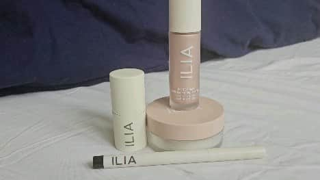 マライカ・ファースのインスタグラム：「Loving my @iliabeauty beauty products  Multistick,highlighter,finishing powder,Gel liner」