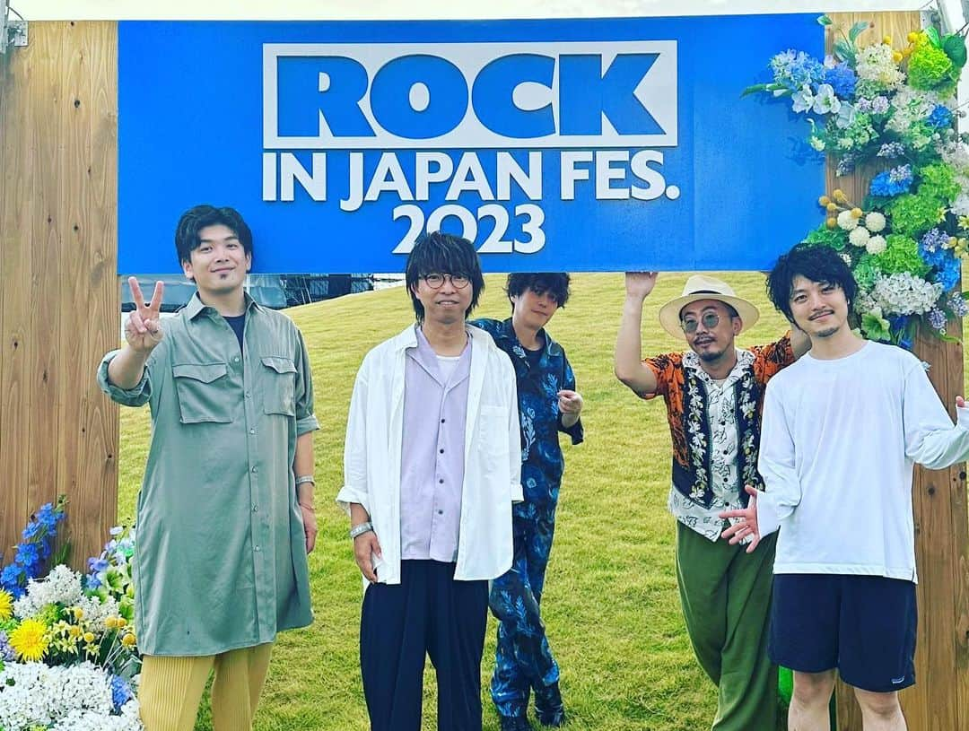 橋口洋平さんのインスタグラム写真 - (橋口洋平Instagram)「ROCK IN JAPAN FESTIVAL 2023に出演してきました。 wacciを観に来てくれた皆さんありがとうございました！  雨でだいぶ押したけど、ライブ中は太陽もたまに顔出すくらいの感じでやれました。とはいえ、みんなずぶ濡れの中で観てくださって感謝です。どうか風邪ひきませんように。  7年ぶりのロッキンは、7年前とは比べ物にならないくらい沢山の人が観に来てくれて、音楽続けてきて良かったなあと改めて思わせてもらえた時間でした。 最上級の今日のコーラスは忘れません。最高でした。  そしてヨコヤンの体調不良により急遽サポートドラムとして参加してくれたandrop伊藤くん、本当にありがとう。本当に急遽で、時間ない中で完璧に準備してきてくれて流石でした。  また5人でロッキン出られるように、また頑張ろう。  #RIJF2023」8月13日 20時06分 - hashiguchi_wacci