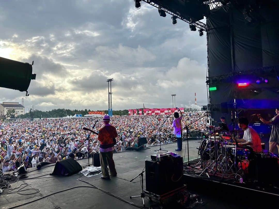 橋口洋平さんのインスタグラム写真 - (橋口洋平Instagram)「ROCK IN JAPAN FESTIVAL 2023に出演してきました。 wacciを観に来てくれた皆さんありがとうございました！  雨でだいぶ押したけど、ライブ中は太陽もたまに顔出すくらいの感じでやれました。とはいえ、みんなずぶ濡れの中で観てくださって感謝です。どうか風邪ひきませんように。  7年ぶりのロッキンは、7年前とは比べ物にならないくらい沢山の人が観に来てくれて、音楽続けてきて良かったなあと改めて思わせてもらえた時間でした。 最上級の今日のコーラスは忘れません。最高でした。  そしてヨコヤンの体調不良により急遽サポートドラムとして参加してくれたandrop伊藤くん、本当にありがとう。本当に急遽で、時間ない中で完璧に準備してきてくれて流石でした。  また5人でロッキン出られるように、また頑張ろう。  #RIJF2023」8月13日 20時06分 - hashiguchi_wacci