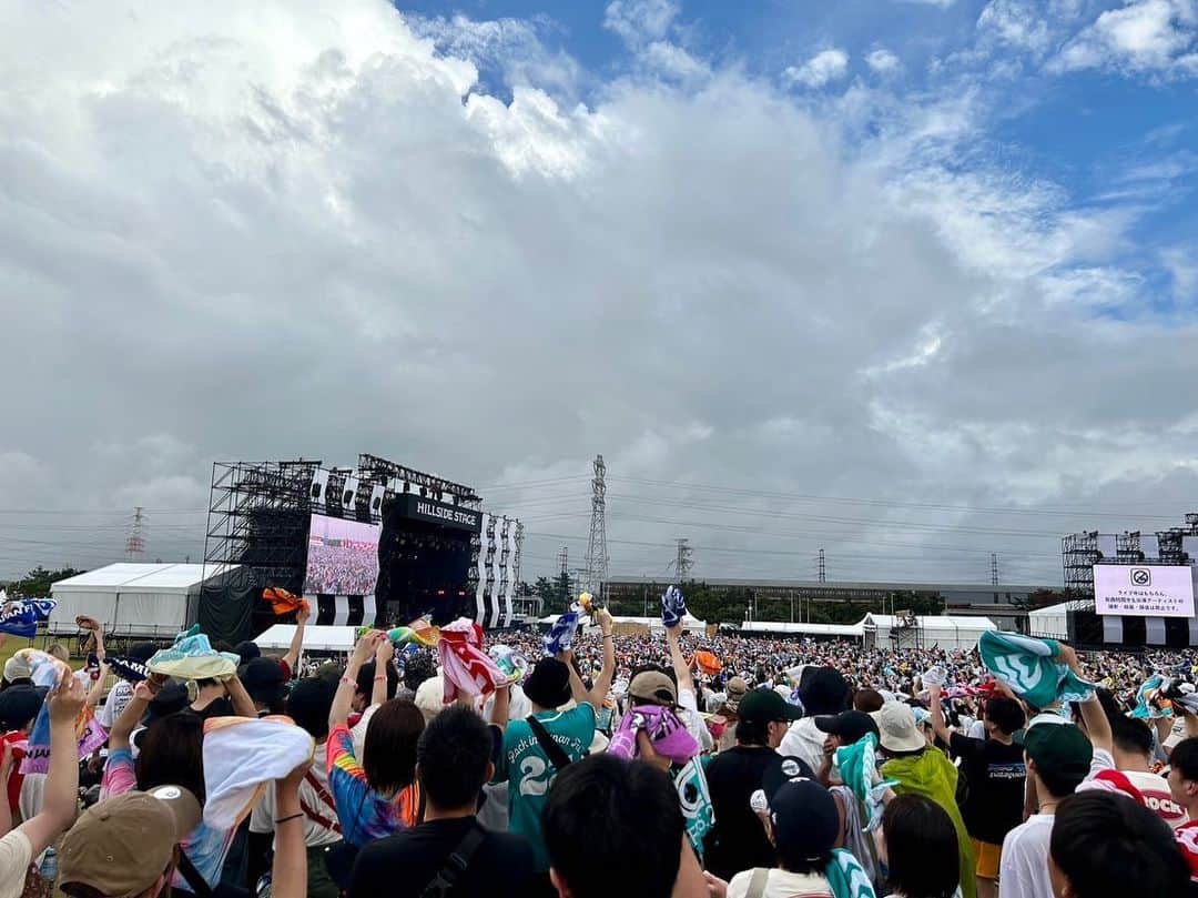 橋口洋平さんのインスタグラム写真 - (橋口洋平Instagram)「ROCK IN JAPAN FESTIVAL 2023に出演してきました。 wacciを観に来てくれた皆さんありがとうございました！  雨でだいぶ押したけど、ライブ中は太陽もたまに顔出すくらいの感じでやれました。とはいえ、みんなずぶ濡れの中で観てくださって感謝です。どうか風邪ひきませんように。  7年ぶりのロッキンは、7年前とは比べ物にならないくらい沢山の人が観に来てくれて、音楽続けてきて良かったなあと改めて思わせてもらえた時間でした。 最上級の今日のコーラスは忘れません。最高でした。  そしてヨコヤンの体調不良により急遽サポートドラムとして参加してくれたandrop伊藤くん、本当にありがとう。本当に急遽で、時間ない中で完璧に準備してきてくれて流石でした。  また5人でロッキン出られるように、また頑張ろう。  #RIJF2023」8月13日 20時06分 - hashiguchi_wacci