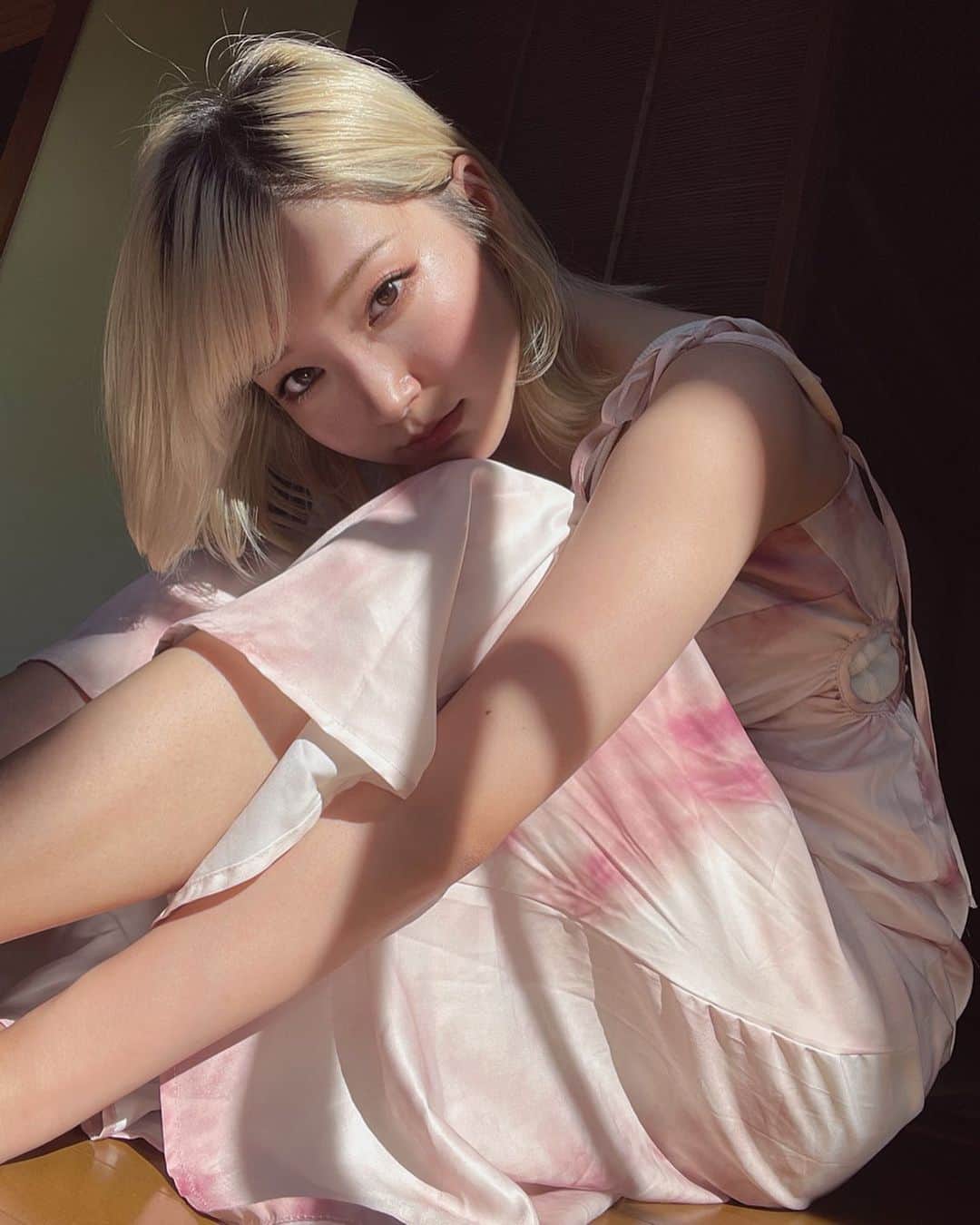 柊里杏のインスタグラム：「お久しぶりになってしまいました。 昨日の古民家での撮影は、光が綺麗でした〜の写真です。」