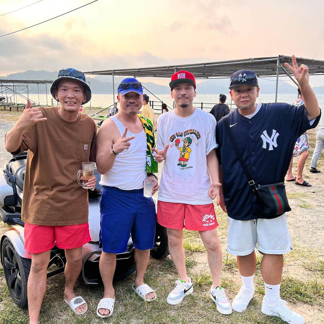 RYO the SKYWALKERのインスタグラム：「福岡今津「ALA MOANA MUSIC FES」ありがとうございました！！🌊🎤🌊🎤🌊  水平線を見下ろす最高のロケーションで、むっちゃええライブ出来ました！！🔥🔥🔥  集まったみんなにbig up !!  写真はKENTY @kentygross 、LIFE STYLE KOHEY @lifestylekohey INKYO @lifestyleinkyo と！  #ALAMOANAMUSICFES #福岡 #今津 #大原海水浴場 #ALAMOANA #ryothe」