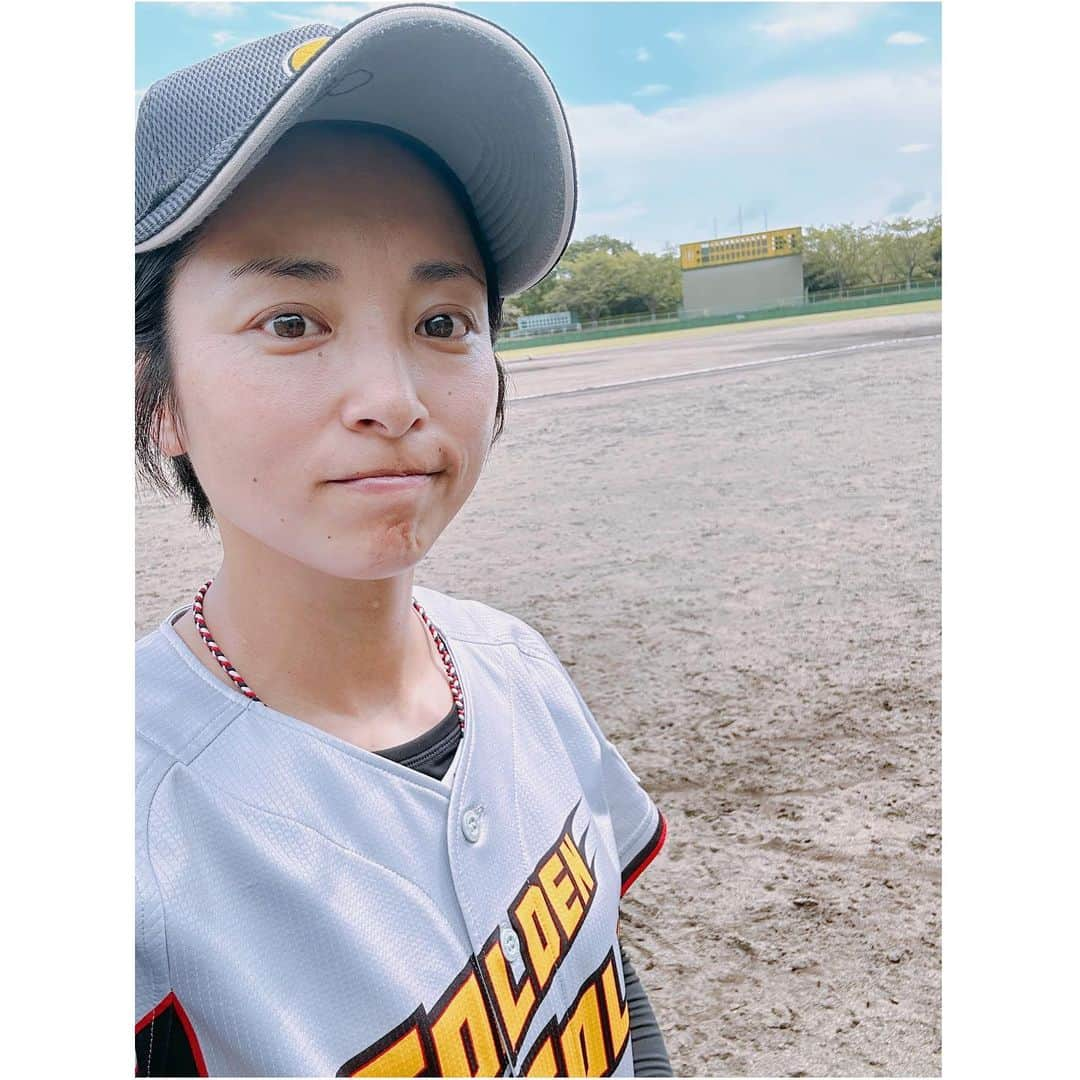 片岡安祐美さんのインスタグラム写真 - (片岡安祐美Instagram)「⚾️  今日はグランド行ってきた！！  チーム夏休み明け最初の集合日！！ 色々と話もできてよかったです。 関東クラチャンに向けて、 また頑張っていきましょう💪🏻✨⚾️  そして色んな方のご協力のおかげで、 ユニホーム着てベンチ入れました🙇‍♂️！ 息子氏もお利口さんにしてくれてて助かりました🙏🏻  皆さんに助けてもらって、支えてもらって、理解してもらって。 感謝しかありません。  「戻ってくるんだよ」って言ってもらえる、 ありがたいし幸せなことだなって。 ここ最近すごくこの言葉を言ってもらえてます。 嬉しすぎるからここに残しとこ。励みになります！頑張ります！！！  #野球  #社会人野球  #クラブチーム  #監督  #茨城ゴールデンゴールズ #母と監督のバランス #感謝  #ありがとうございます」8月13日 20時13分 - ayumi.kataoka_gg.1