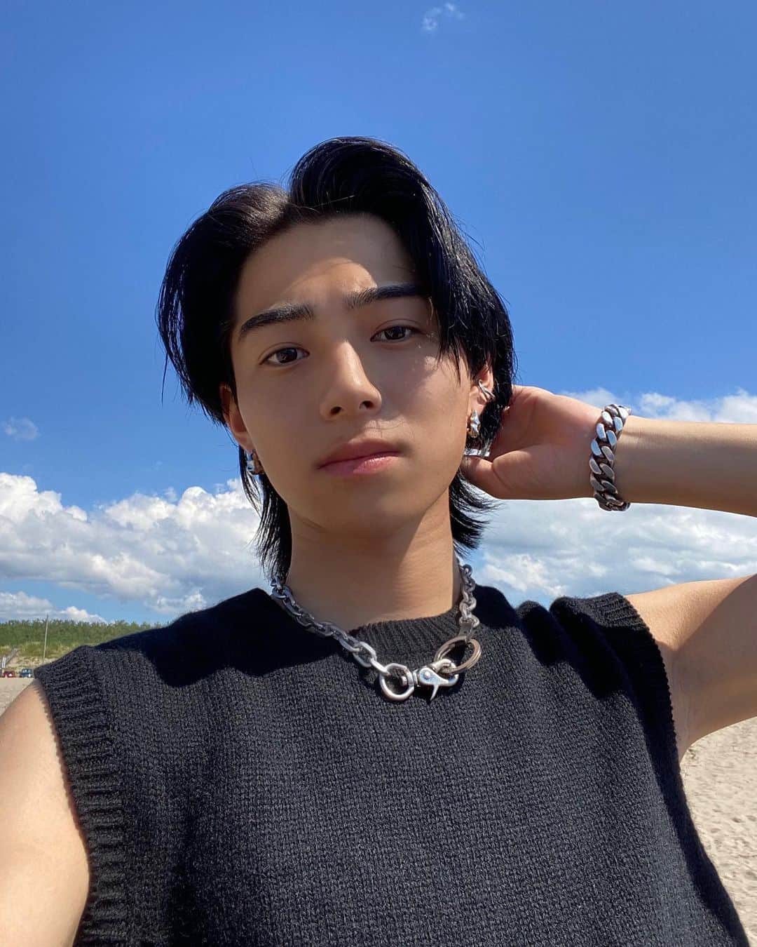こたのインスタグラム：「. 黒髪復活🔥 ハイトーンはしばらくできないけど黒がやっぱ1番かな〜。 . そして高校ぶりの夏帰省。  @un__aile も8月から秋冬本格始動なんで楽しみにしててください🫶」
