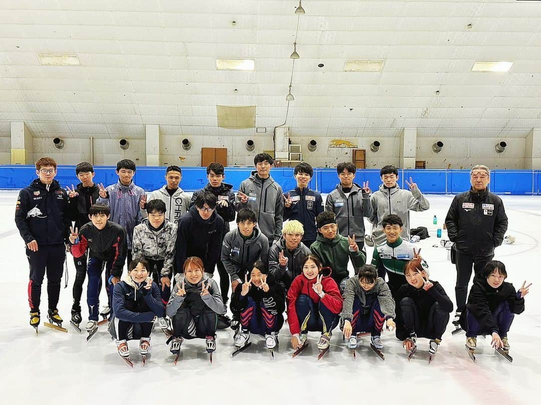 渡邊啓太のインスタグラム：「⛸️⛰️  ———  Team Sugio/Hannan Univ.  野辺山合宿終了☑️  ———  9日間のチーム合宿が無事に終わりました‼︎  今回も他府県のチームが参加し ジュニアからオリンピアンまで 沢山の選手とトレーニングしました🏋️‍♀️⛸️  チームとしても個人としても 実りのある合宿ができたと感じています^^  ベストが出た日も 上手くいかない日も 上がり下がりはある中で 怪我なく無事に終われたことがよかったです🕊️  少し休んだら 世界トップの韓国でのトレーニング🇰🇷  この環境に感謝して しっかり追い込んできます👊🔥  ----- #ショートトラック #チーム杉尾 #長野県 #野辺山 #トレーニング #合宿 #帝産ロッヂ #阪南大学 #谷歯科 #徳丸農園 #lululemon #ルルレモン #lululemonambassador #カニヤ #川越 #サングラス #感謝 #顔晴ろう」