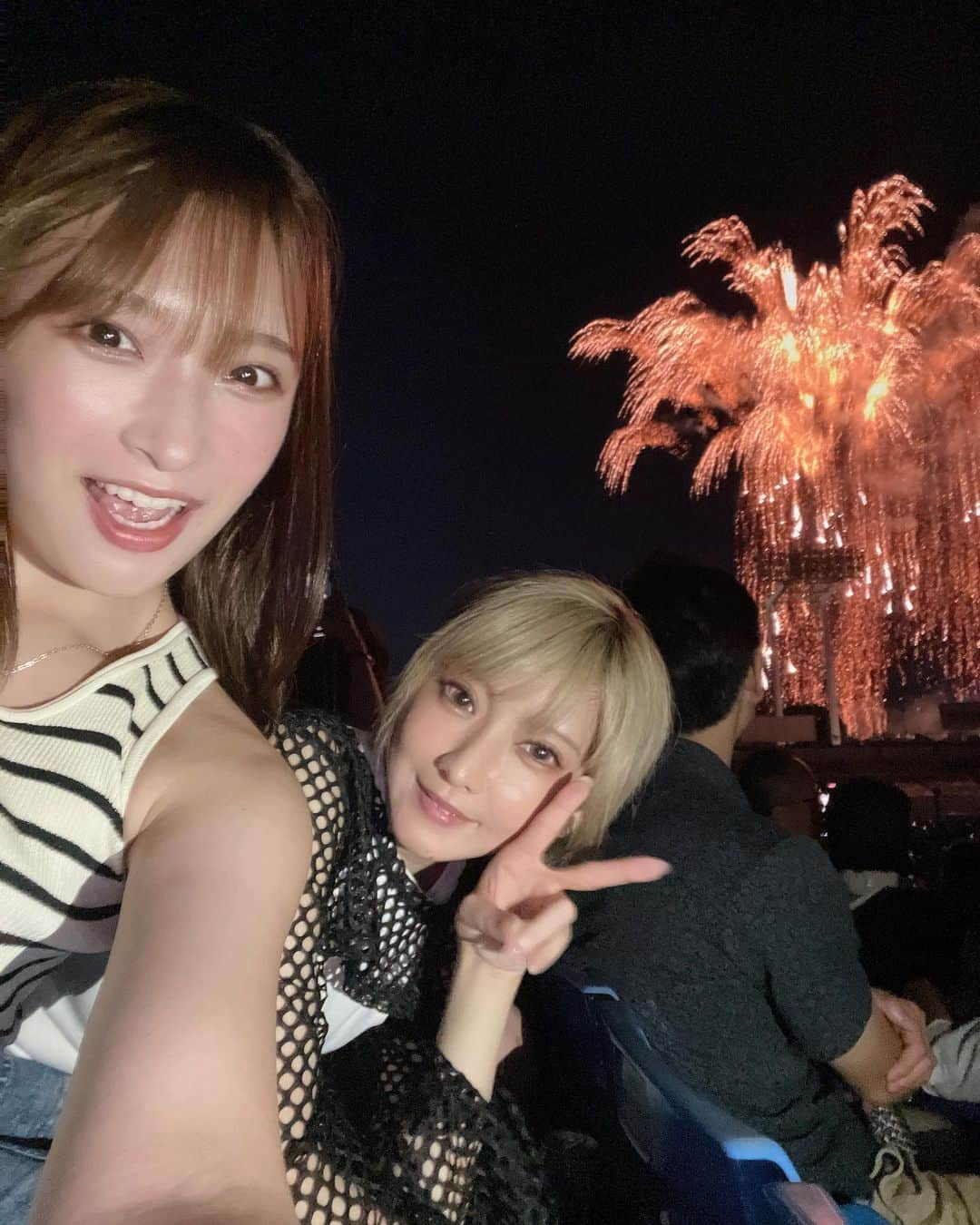 二瓶有加さんのインスタグラム写真 - (二瓶有加Instagram)「. 明治神宮球場花火大会へ🎆 . 夏の思い出が出来ました☺️❤️‍🔥 . . あと大黒摩季さんカッコ良すぎたーーーー😍❤️‍🔥❤️‍🔥 . #明治神宮球場花火大会 #明治神宮球場 #花火大会 #火将ロシエル　さん #夏 #思い出」8月13日 20時26分 - niheiyuka.official