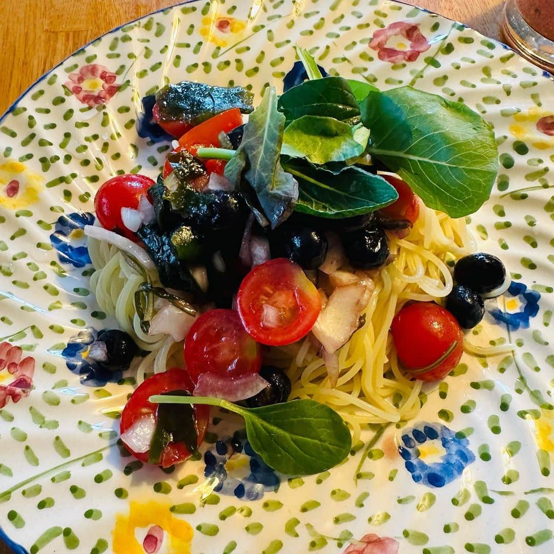 佐藤尚之さんのインスタグラム写真 - (佐藤尚之Instagram)「春から毎月、1on1での野菜料理教室をZOOMで受けている。  なんかベジタリアン系とかヴィーガン系の料理って野菜を主菜っぽくするために凝ってる＆オシャなのが多いのだけど、それでは日常的に作れない。  だから、ネットで探した先生にボクの事情（食物アレルギーで仕方なく野菜に寄っていっていること）を伝えて、「短時間で苦もなく作れてしかも美味しい野菜料理」を教えてもらっている。  毎回3〜4品作るのだけど、春は「実山椒ひじき」や「梅干し」「空豆のパイ」なんかも作ってそこそこ手がかかってしまった。  でも夏はローフードが多く、7月はグリーンスムージーやガスパチョ、ブルーベリーと海藻の冷製パスタ。8月はピクルスとベジカレー、オートミールのコロッケ風（素焼き）なんかを作った。簡単♪  どれも野菜料理初心者に優しいレシピ。 短時間でできて美味しく、グリーンスムージーやガスパチョ、ピクルスとかは定番にできるなあ。パスタもベジカレーも時短系で簡単だった。  特にグリーンスムージーはボクの需要に合っていて、手軽にたくさんの野菜を摂取できる。なんで今まで取り入れなかったのだろう。  スロージューサーでのコールドプレスジュースと組み合わせてさっそく生活に取り入れ始めている。朝はこれだけにしようかな（朝ごはんを大量に食べるタイプだったのでそれなりに生活革命）。  好きすぎた裏返しで食事のこととかあまり考えたくないので、手軽にさっと栄養が取れて満足できる機能的な食事がしたいんですね。  いろいろご心配かけて申し訳ありませんが一進一退、ゆっくり進んでいます。  #旬の野菜料理を覚えたい」8月13日 20時18分 - satonao310