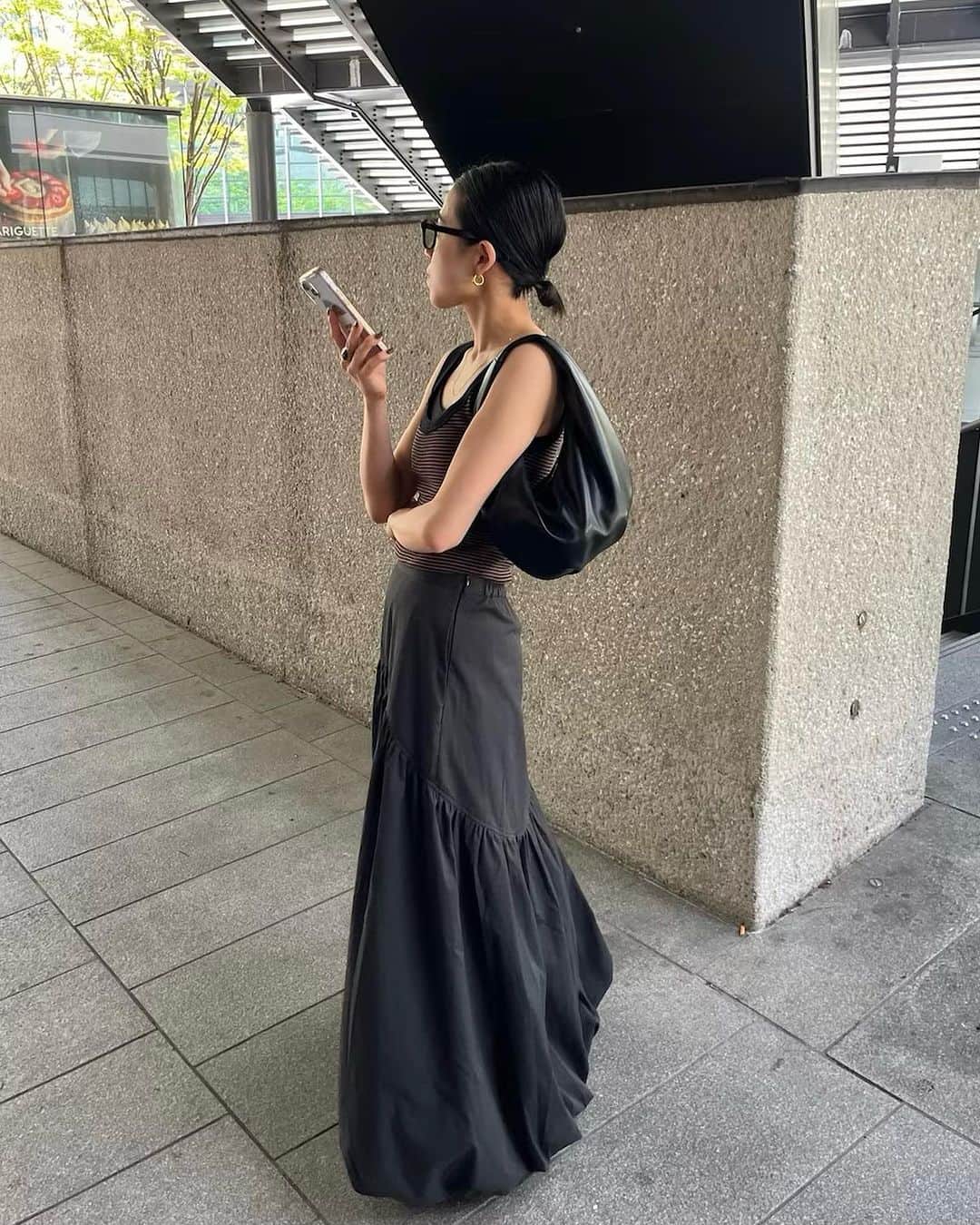 Ungrid staff snapのインスタグラム：「@ami_fujino_ 155cm #バルーンデザインスカート アイボリー/ブラック/ブルー ¥13,200(tax in)  裾のバルーンと、たっぷり入ったギャザーがポイントのスカート💫 大人気のギャザーの切り替えは後ろにかけて下がるデザインで、トップスの丈バランスもとりやすい！  ーーーーーーーーーーーーーーーーーーーーーーーーーーーー ☑︎商品詳細は製品タグ or TOPページURLよりチェック   » @Ungrid_staffsnap  #Ungrid #ungrid_official #ungridコーデ #アングリッド #カジュアル #カジュアルコーデ #カジュアルスタイル #シンプル #シンプルコーデ #シンプルスタイル #スカート #バルーンスカート」