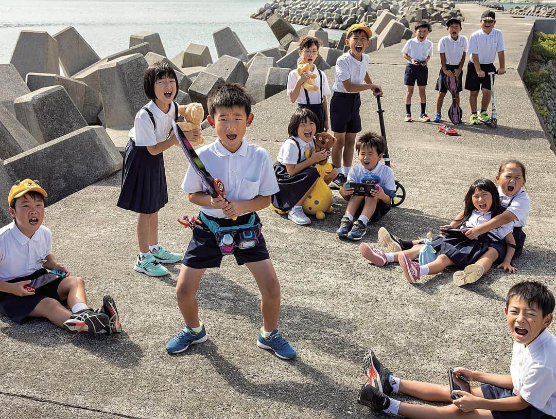 浅田政志さんのインスタグラム写真 - (浅田政志Instagram)「8月5日に開館した〈佐田岬半島ミュージアム〉の開館記念展で新田好さんの作品をオマージュした写真を飾らせてもらっています❗️ 新田好さんは40年以上かけて佐田岬半島に生きる人々を活写し続けた方。 新田さんの真っ直ぐなモノクロ写真に出会えて本当に幸せです。。 10月29日まで開催しています。 「岬遊び」をテーマにしたフォトコンテストも開催中なので、ぜひ佐田岬半島を満喫して下さいね🫡  #佐田岬半島ミュージアム」8月13日 20時20分 - asadamasashi