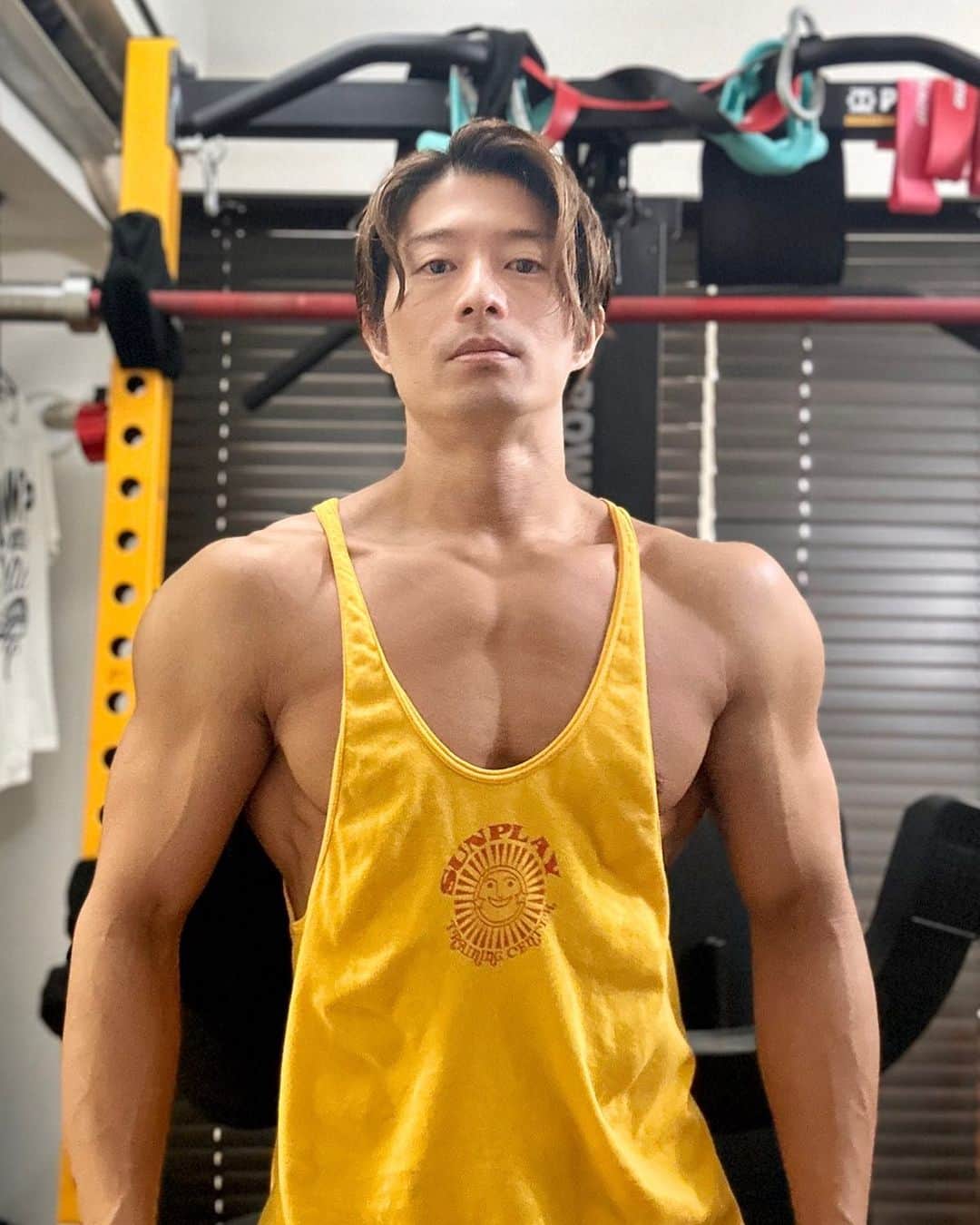 コアラ小嵐のインスタグラム：「今日はサンシャイン池崎さんのYouTubeでもんじゃ食いました。土手はいらんね。  #タンクトップ #細い」