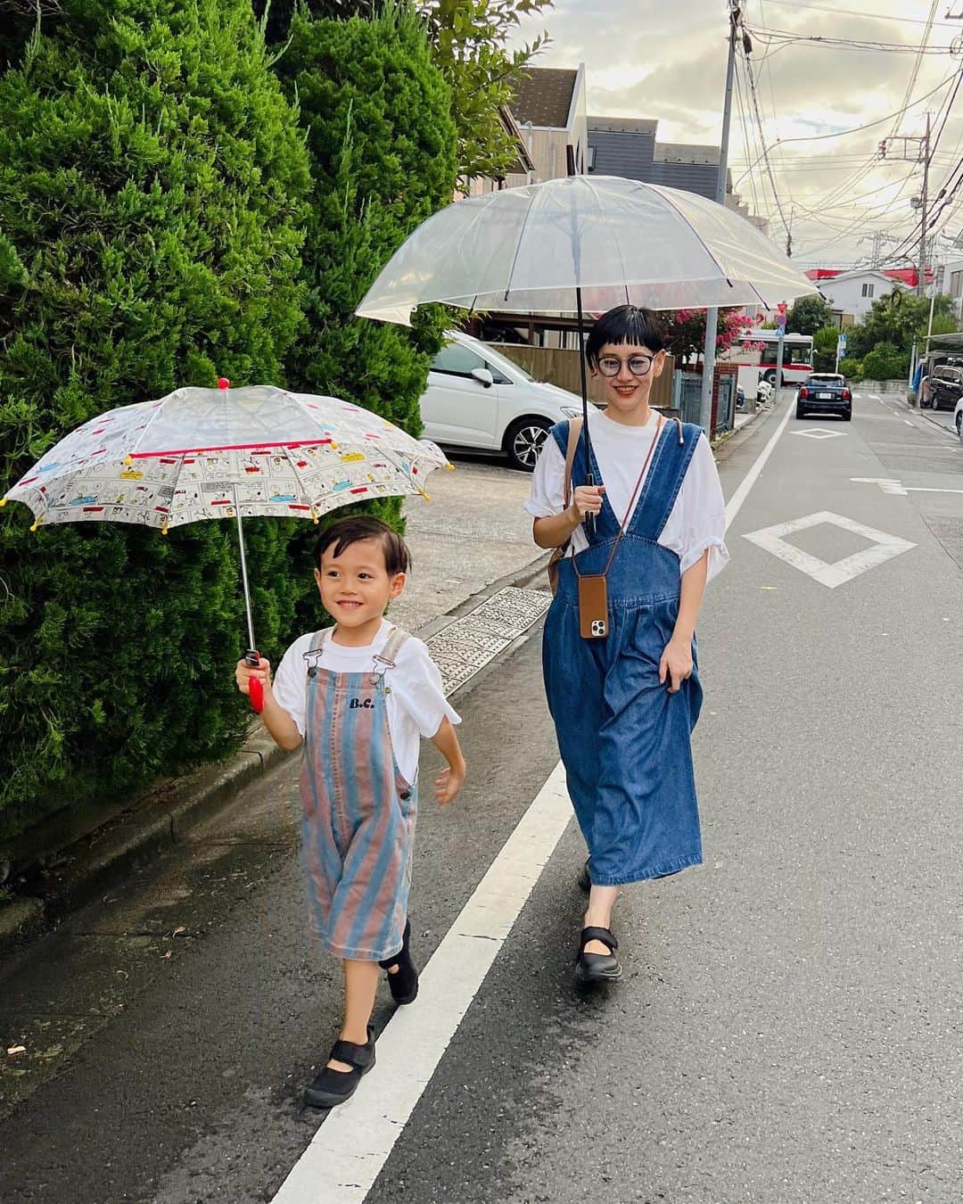 のインスタグラム：「#6歳2ヶ月 #息子の夏休み🫅🏻 #靴おそろい」