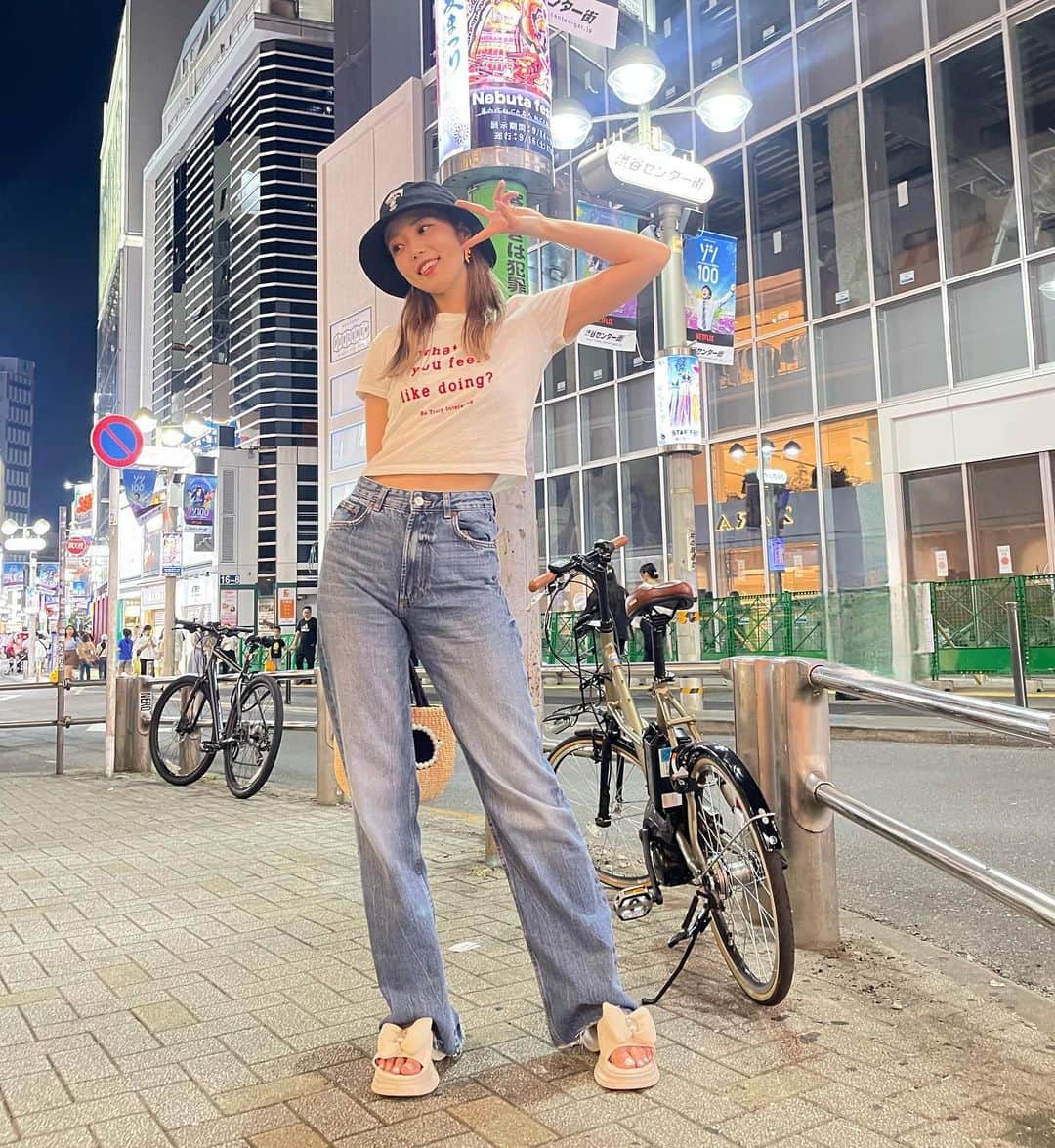 高橋紫微のインスタグラム：「甘々なワンピースも、ちょいからなお洋服も、ジーンズもいろんなの着ます☺️☺️  20:30の渋谷を歩いていたとき。📷」