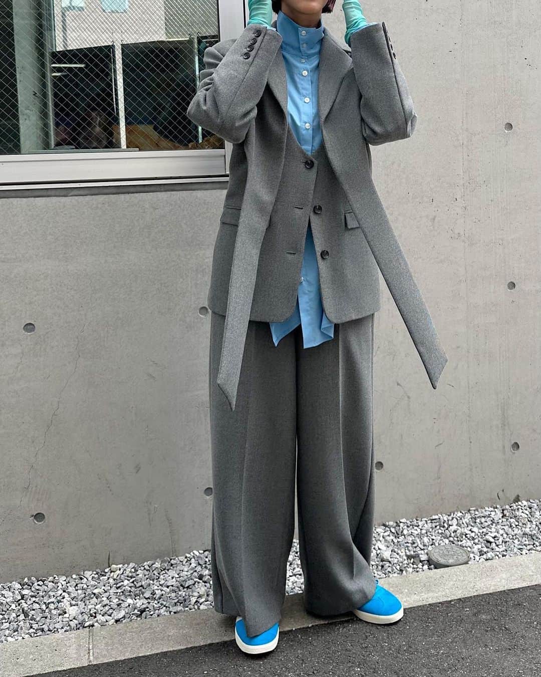 小竹麻理のインスタグラム：「この秋おすすめしたいジャケット❤️ キャミ型のジレとショート丈のジャケットがセットになったレイヤードデザインのジャケット。 それぞれ別々でも着用出来て、セット出来るとエッジの効いたテーラードジャケットになります。 もうこれは1着あると着回し効きまくりでシーズン越せちゃうんじゃないかな💡 同素材のパンツは、大好きなワイドレッグに。ウエストがダブルベルトデザインになっていて、単品での着用もおすすめです！ インナーのシャツもその中のシアートップスも全部おすすめなんだぁ🥹✨✨ シアートップスは毎シーズン好評のアイテムだよ❤️ 今季のカラーもすごく可愛いので、是非チェックしてください✔︎」