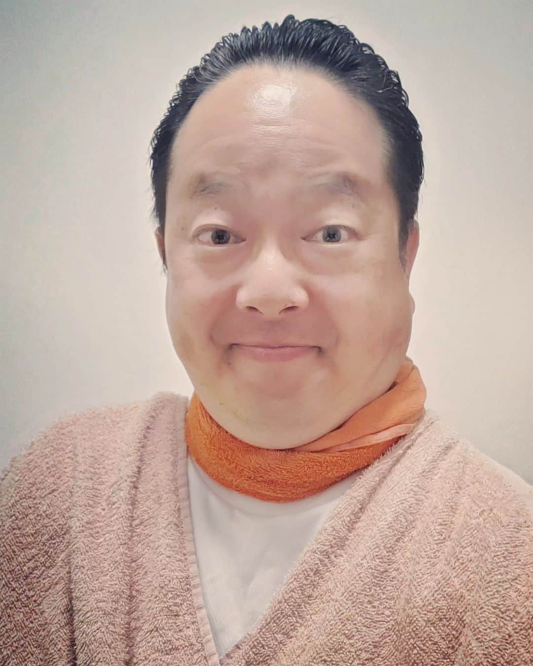 のインスタグラム：「湯上がりに、洗い髪を後ろに流し 茶色のバスタオルを肩に掛けたら、 「ドラム」になりました。  さぁ、今からTBSドラマ「VIVANT」見るぞ！  #VIVANT  #日曜劇場 #ドラム」