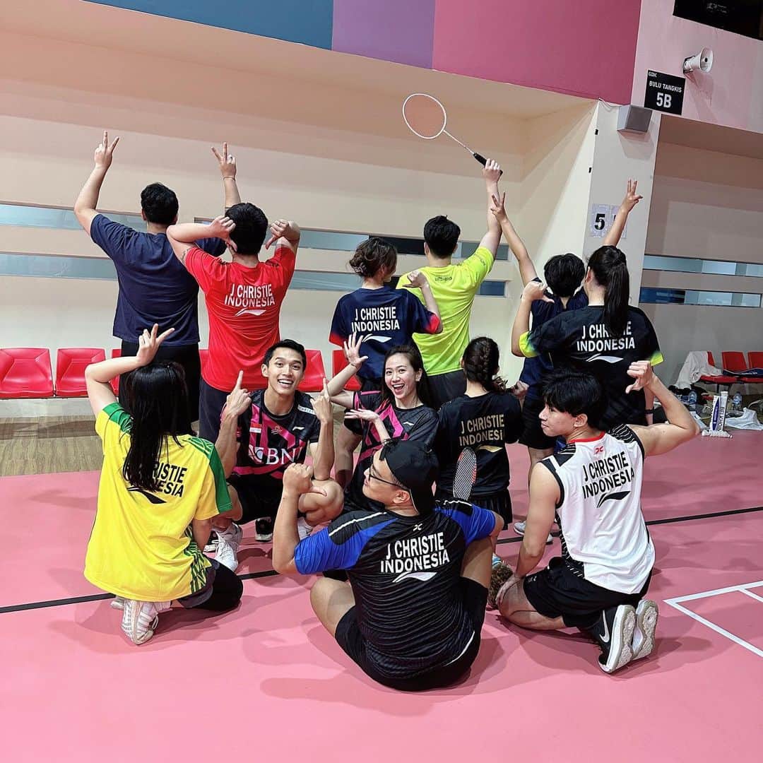 シャニア・ジュニアナタさんのインスタグラム写真 - (シャニア・ジュニアナタInstagram)「Badminton Ceria 🤡」8月13日 20時27分 - shanju