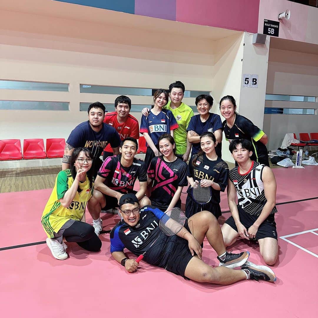 シャニア・ジュニアナタのインスタグラム：「Badminton Ceria 🤡」