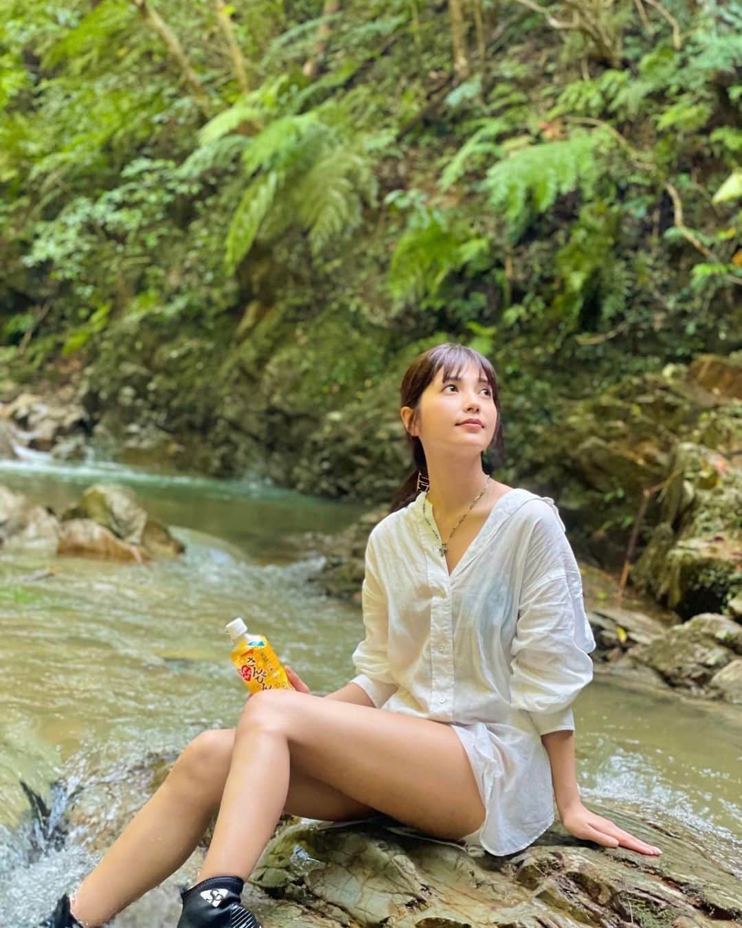 南里美希のインスタグラム：「❤︎  だーいすきな滝までリバートレッキング！ 大自然の中にいることがいちばんのデトックス🫶旅のおともはさんぴんちゃ。🌺  #canyoning」