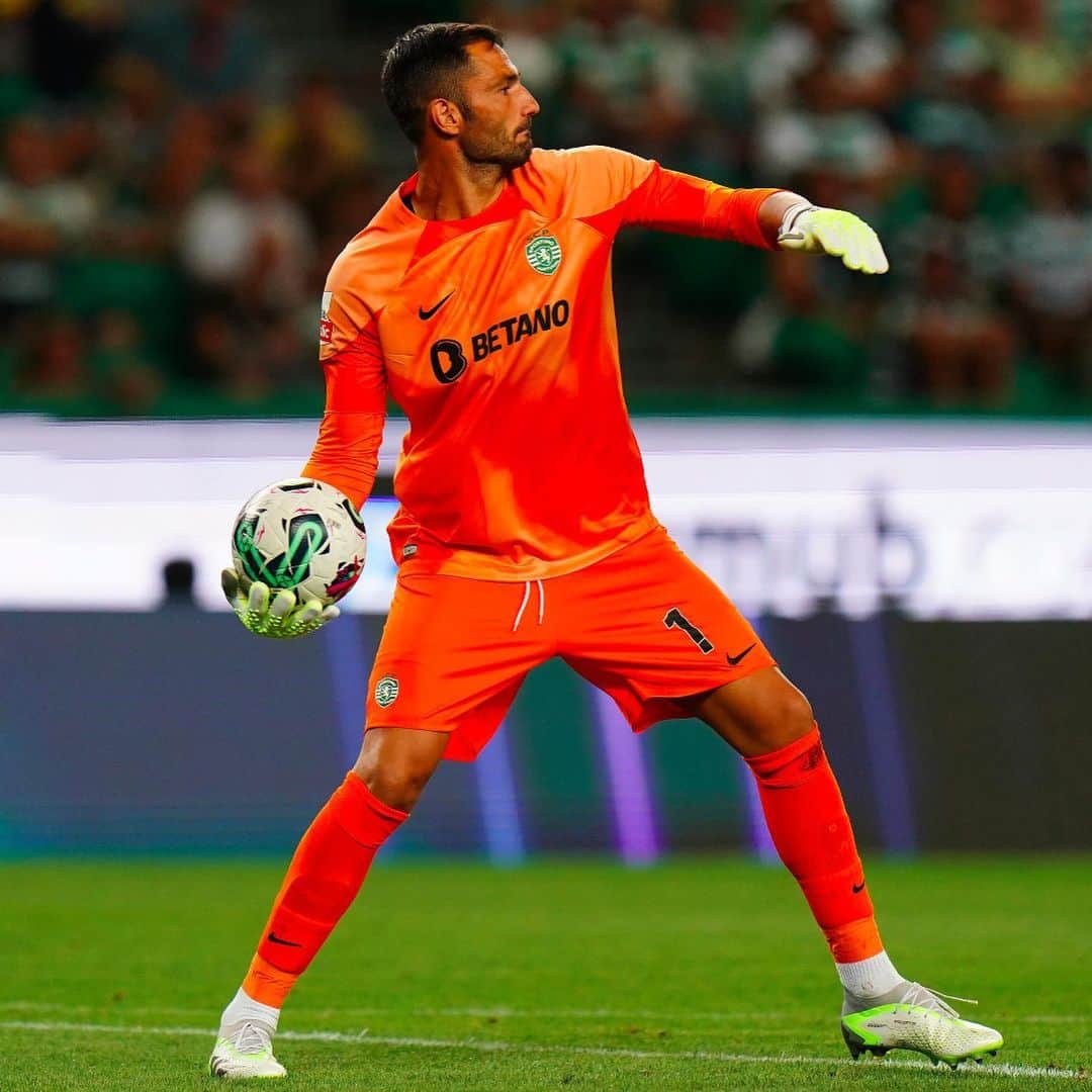 アントニオ・アダンのインスタグラム：「Começámos o campeonato com uma vitória! 🙌💚🦁 #SCPFCV」