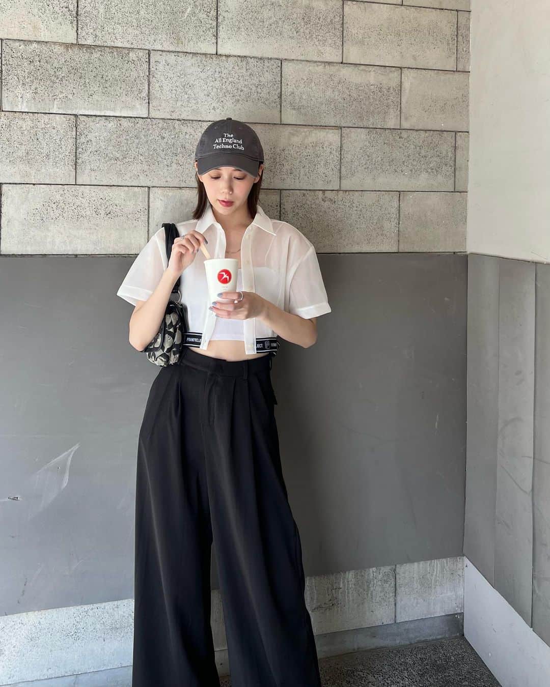 千田麻実のインスタグラム：「⠀ 暑すぎてアイスすぐ溶けちゃったけどぺろり🍨🔜」