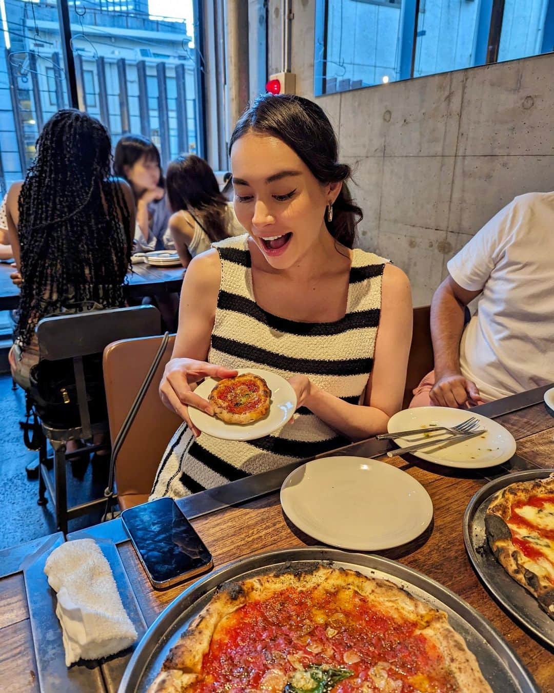 シャウラのインスタグラム：「久しぶりにピッツァを食べにPSTに行きましたー！はい、ピザではなく、ピッツァです。大好きなマリナーラを頼んだら、たまきさんがベビーマリナーラを出してくれました。🤣🤣🤣最高にウケました。ベビーも喜んで食べてました。🍕🍕 Went to one of my fav pizza spots, PST and ordered my favorite marinara. What did I get? A BABY marinara! 🤣🤣 Baby and I were thoroughly satisfied. 😆 #pst #pizzastudiotamaki #pizza #tokyo #ピッツァ #ピザ」
