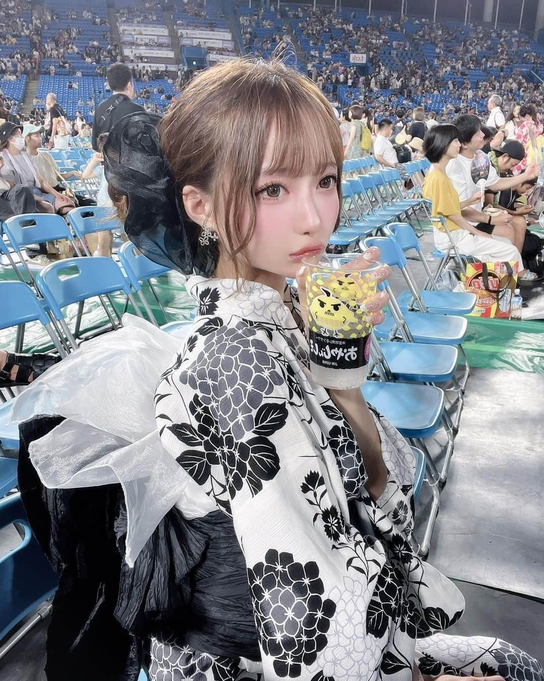 あやちゃんさんのインスタグラム写真 - (あやちゃんInstagram)「神宮外苑花火大会👘🎆🖤  今年初浴衣どうかしら？♡  チケット予約頑張って良かったー🥺 アリーナSS席からの眺め✨ めっちゃ見やすくて大満足💯  #神宮外苑花火大会 #神宮外苑花火大会2023 #神宮花火大会 #神宮球場 #花火大会 #モノトーンコーデ #大人浴衣 #浴衣ヘアアレンジ #浴衣コーデ #浴衣帯結び #浴衣女子 #浴衣ヘア」8月13日 20時32分 - aya.you.love.r