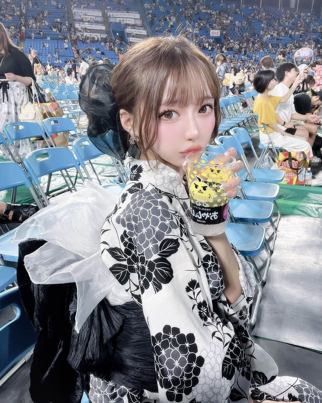 あやちゃんのインスタグラム：「神宮外苑花火大会👘🎆🖤  今年初浴衣どうかしら？♡  チケット予約頑張って良かったー🥺 アリーナSS席からの眺め✨ めっちゃ見やすくて大満足💯  #神宮外苑花火大会 #神宮外苑花火大会2023 #神宮花火大会 #神宮球場 #花火大会 #モノトーンコーデ #大人浴衣 #浴衣ヘアアレンジ #浴衣コーデ #浴衣帯結び #浴衣女子 #浴衣ヘア」