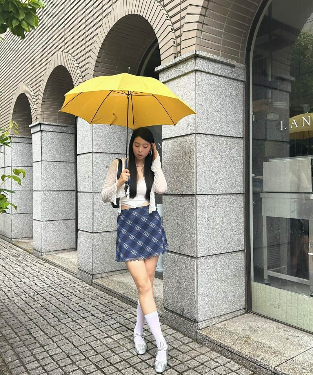 伊藤友奈さんのインスタグラム写真 - (伊藤友奈Instagram)「rainy day💛🤍⭐︎˚✧₊  #y2kfashion#ootd #韓国ガーリーコーデ #韓国コーデ #韓国ファッション #ドリーミーコーデ #チェックスカート#平成ぎゃる #白キャミコーデ#y2kコーデ #黒髪ロング#ストレートヘア#ピンクメイク」8月13日 20時42分 - youna.ito