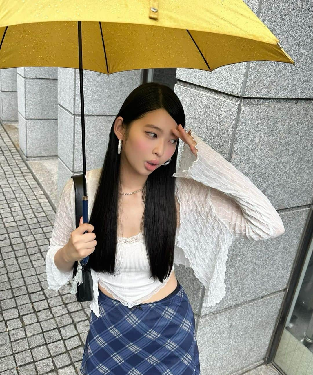 伊藤友奈さんのインスタグラム写真 - (伊藤友奈Instagram)「rainy day💛🤍⭐︎˚✧₊  #y2kfashion#ootd #韓国ガーリーコーデ #韓国コーデ #韓国ファッション #ドリーミーコーデ #チェックスカート#平成ぎゃる #白キャミコーデ#y2kコーデ #黒髪ロング#ストレートヘア#ピンクメイク」8月13日 20時42分 - youna.ito