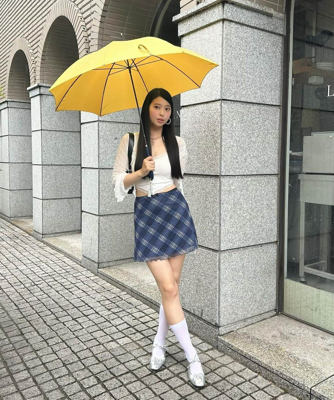 伊藤友奈さんのインスタグラム写真 - (伊藤友奈Instagram)「rainy day💛🤍⭐︎˚✧₊  #y2kfashion#ootd #韓国ガーリーコーデ #韓国コーデ #韓国ファッション #ドリーミーコーデ #チェックスカート#平成ぎゃる #白キャミコーデ#y2kコーデ #黒髪ロング#ストレートヘア#ピンクメイク」8月13日 20時42分 - youna.ito