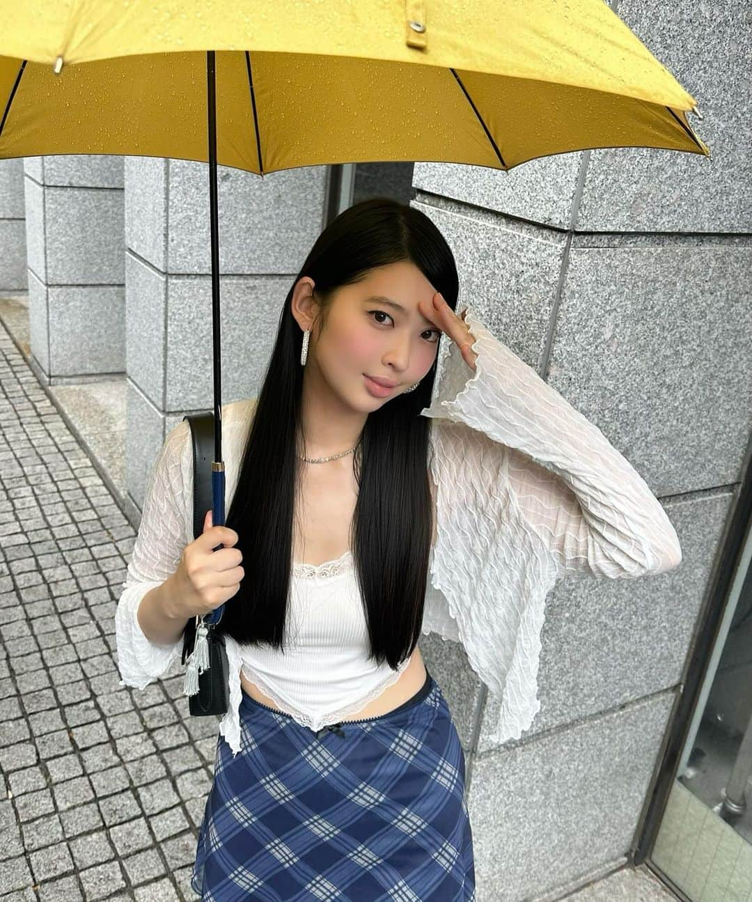 伊藤友奈さんのインスタグラム写真 - (伊藤友奈Instagram)「rainy day💛🤍⭐︎˚✧₊  #y2kfashion#ootd #韓国ガーリーコーデ #韓国コーデ #韓国ファッション #ドリーミーコーデ #チェックスカート#平成ぎゃる #白キャミコーデ#y2kコーデ #黒髪ロング#ストレートヘア#ピンクメイク」8月13日 20時42分 - youna.ito