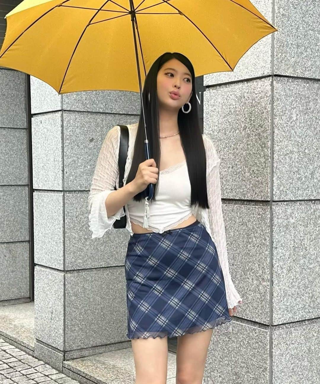 のインスタグラム：「rainy day💛🤍⭐︎˚✧₊  #y2kfashion#ootd #韓国ガーリーコーデ #韓国コーデ #韓国ファッション #ドリーミーコーデ #チェックスカート#平成ぎゃる #白キャミコーデ#y2kコーデ #黒髪ロング#ストレートヘア#ピンクメイク」