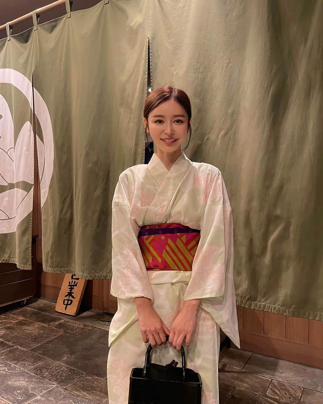 加治ひとみさんのインスタグラム写真 - (加治ひとみInstagram)「夏。🍧🎐👘  妹に着付けてもらいました☺︎ 浴衣を着ると一気に夏気分になれるね♡  ☺︎」8月13日 20時43分 - kaji_26