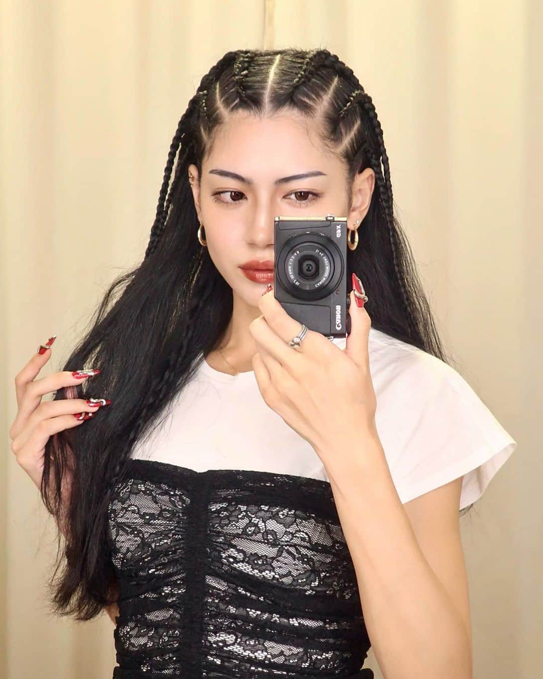 のインスタグラム：「OBON cornrow 📸🖤 今さっき編み込んですぐ撮った写真🫠✨ 旅行やお休みはこのスタイルが 楽ちん & かわいいからすき🫶 今回はハーフコーンローにしたよ！ グリありがとう👼💞」